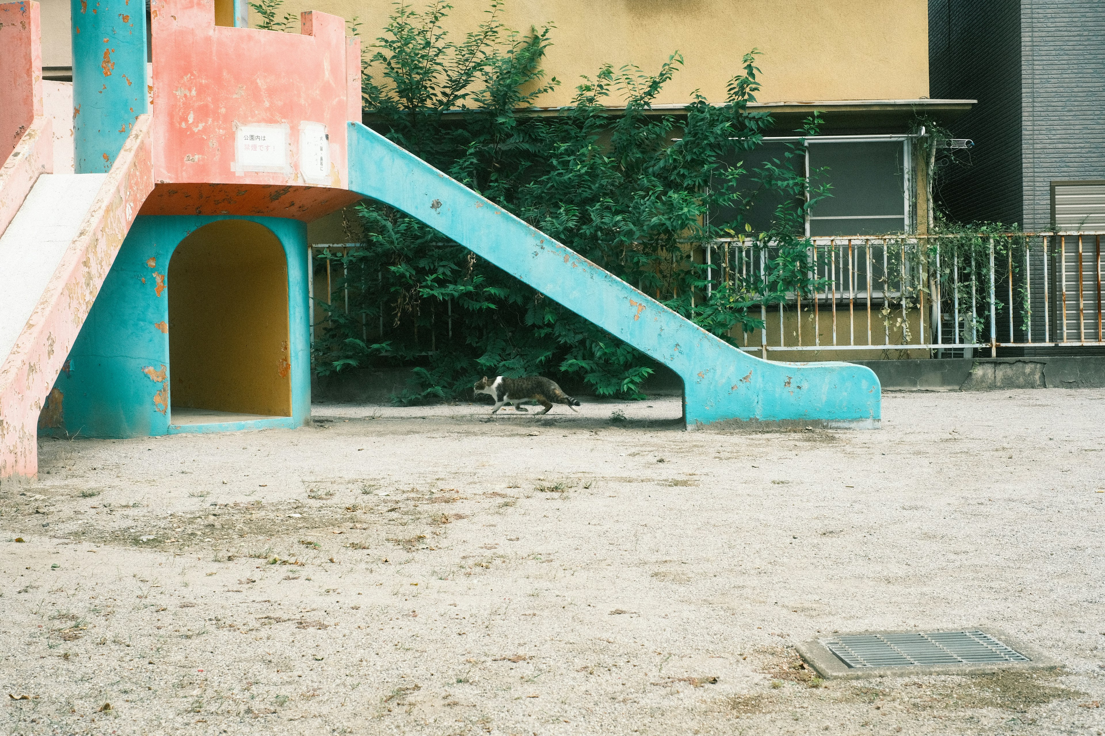 Bunter Spielplatz mit Rutsche und Sandbereich