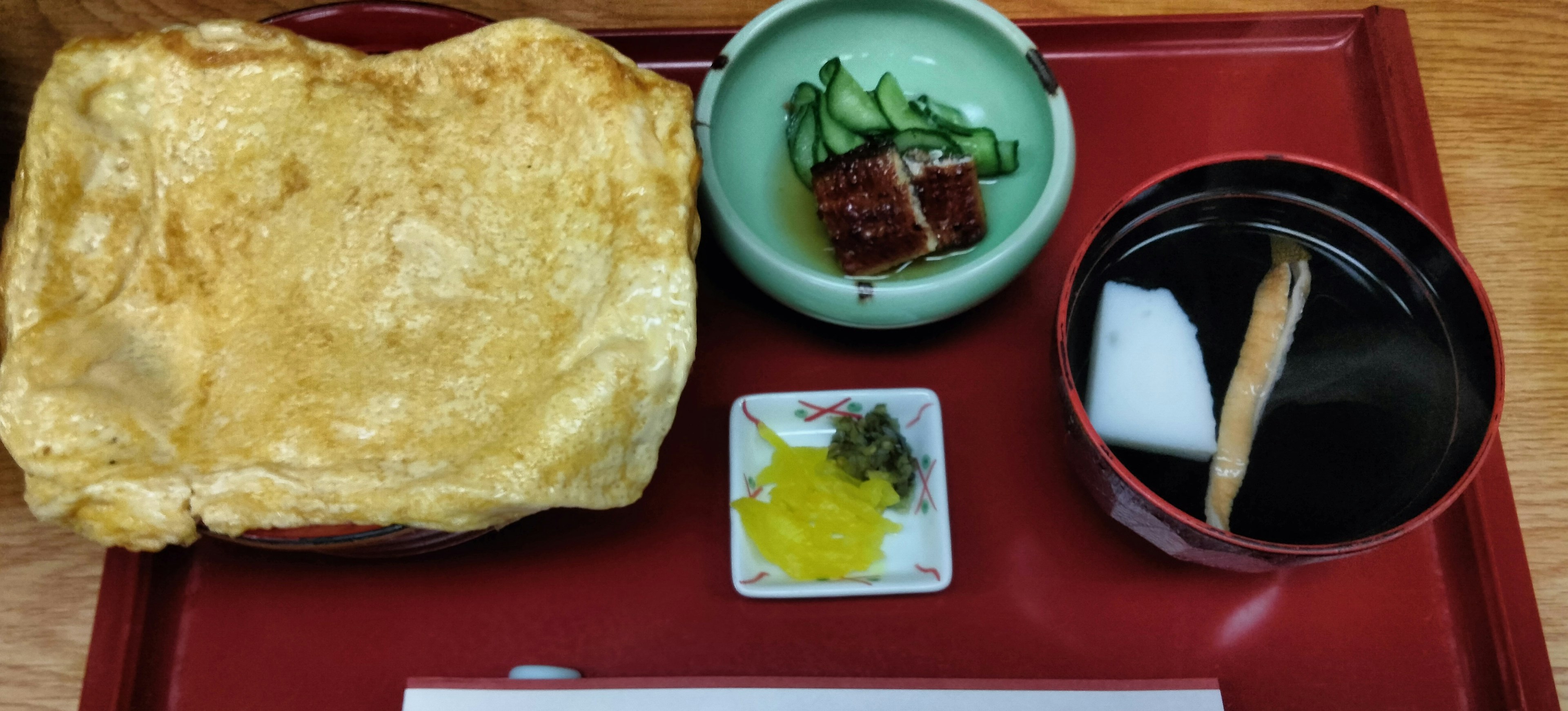 Tablett mit frittem Brot, eingelegtem Gemüse in einer kleinen Schüssel und Miso-Suppe