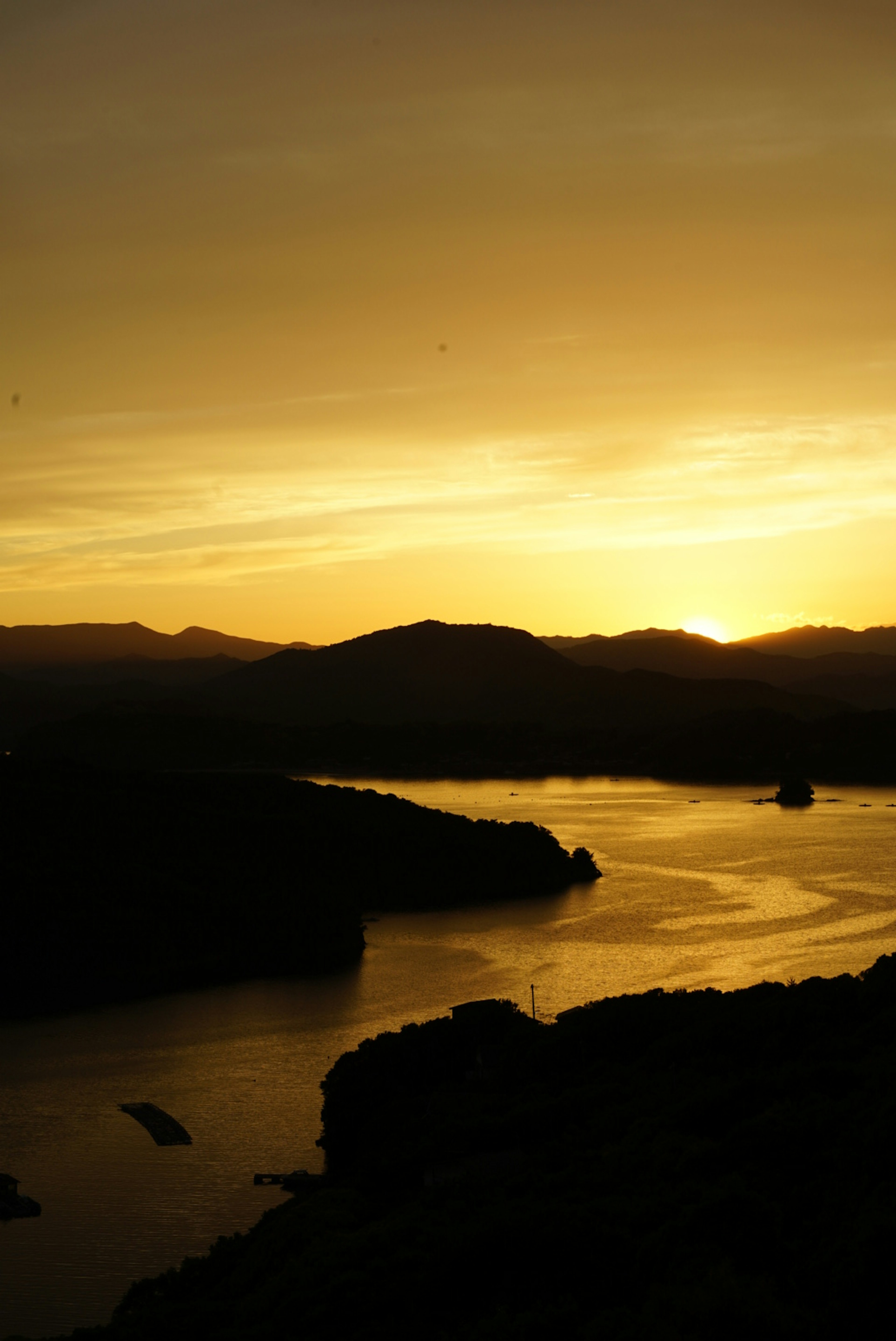 美しい夕焼けのシルエットに映る川の風景