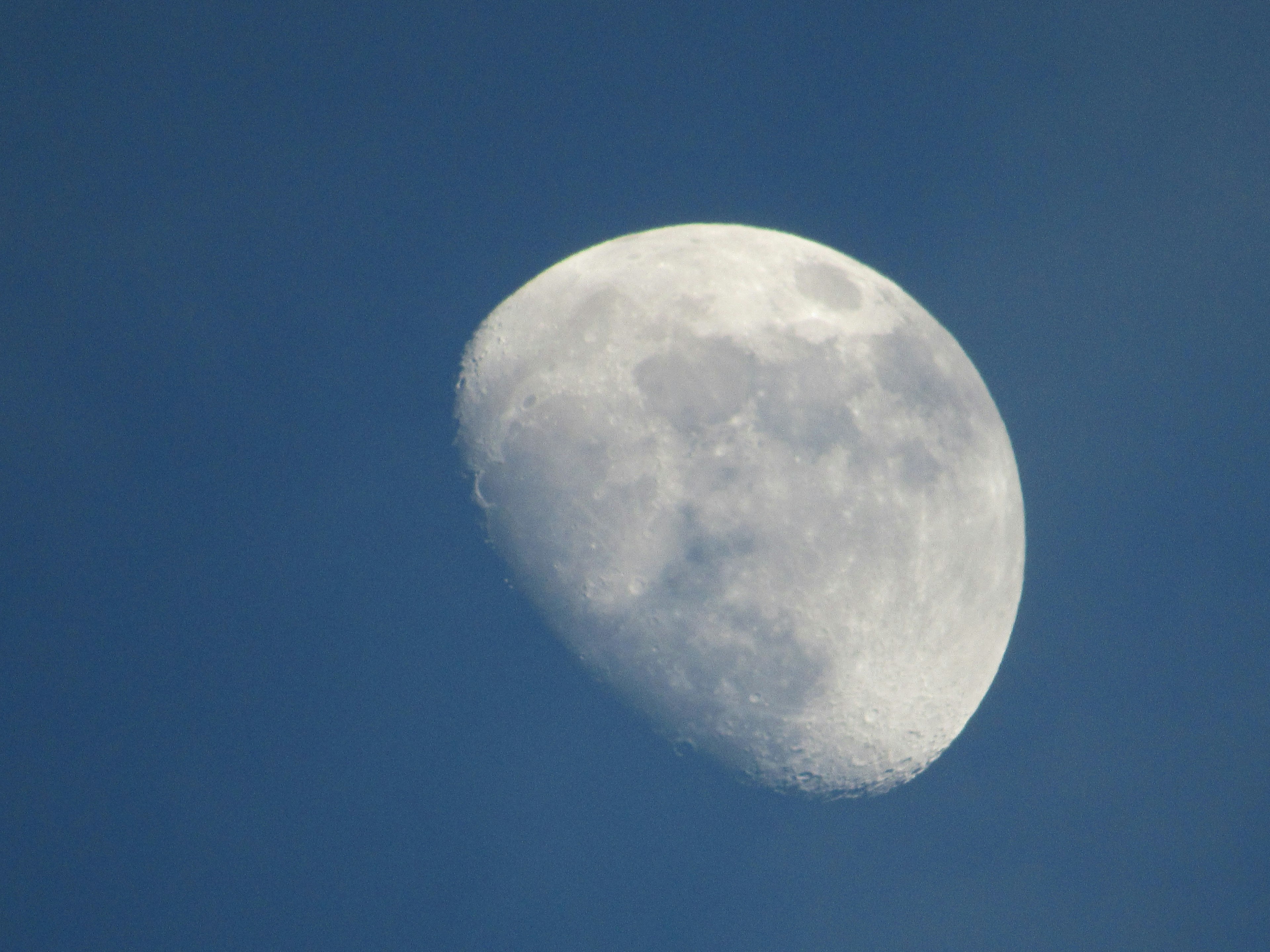 Close-up bulan sabit di langit biru