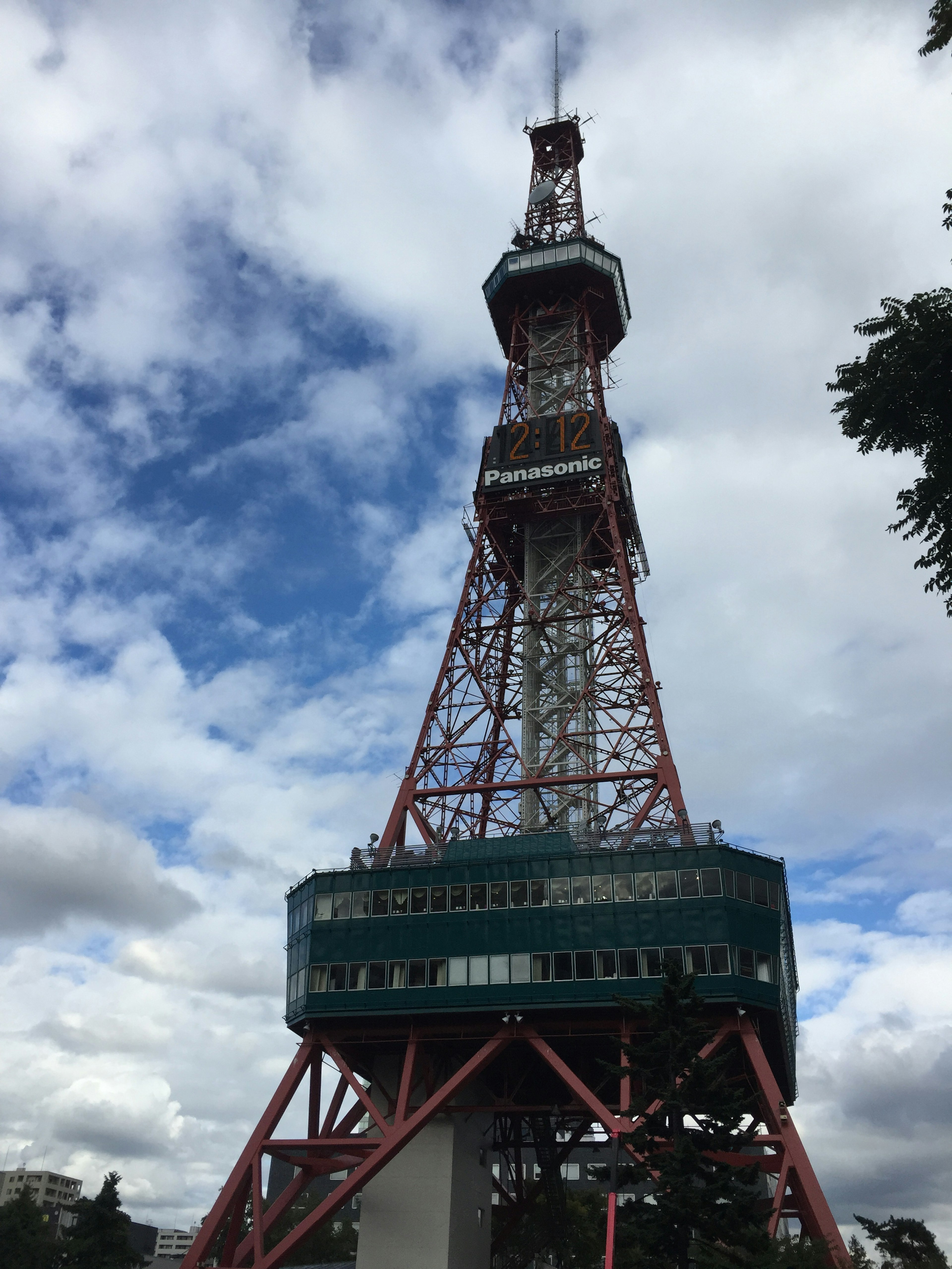 Menara TV Sapporo dengan struktur yang khas dan langit biru