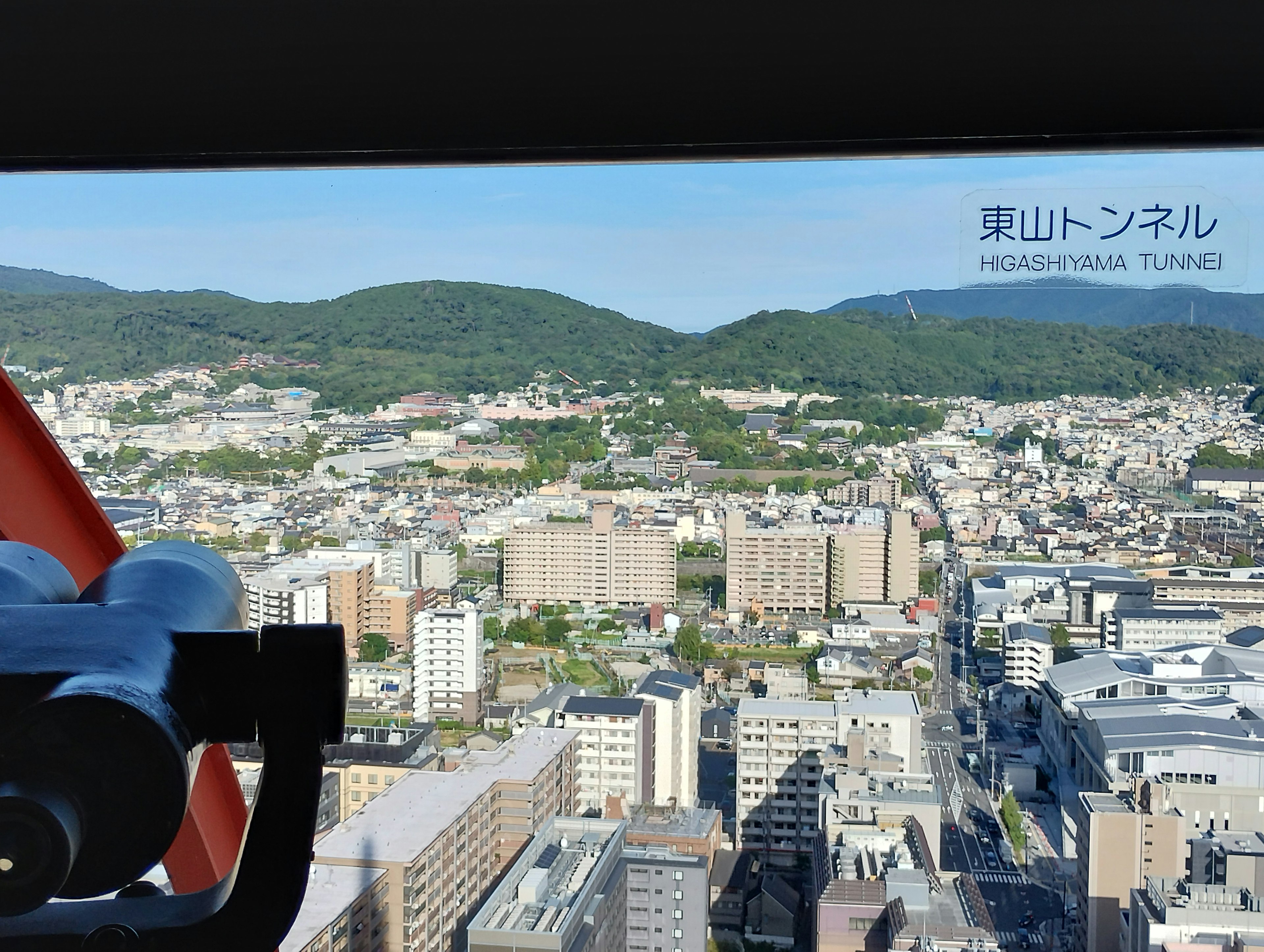 Vista desde una plataforma de observación sobre un paisaje urbano y montañas