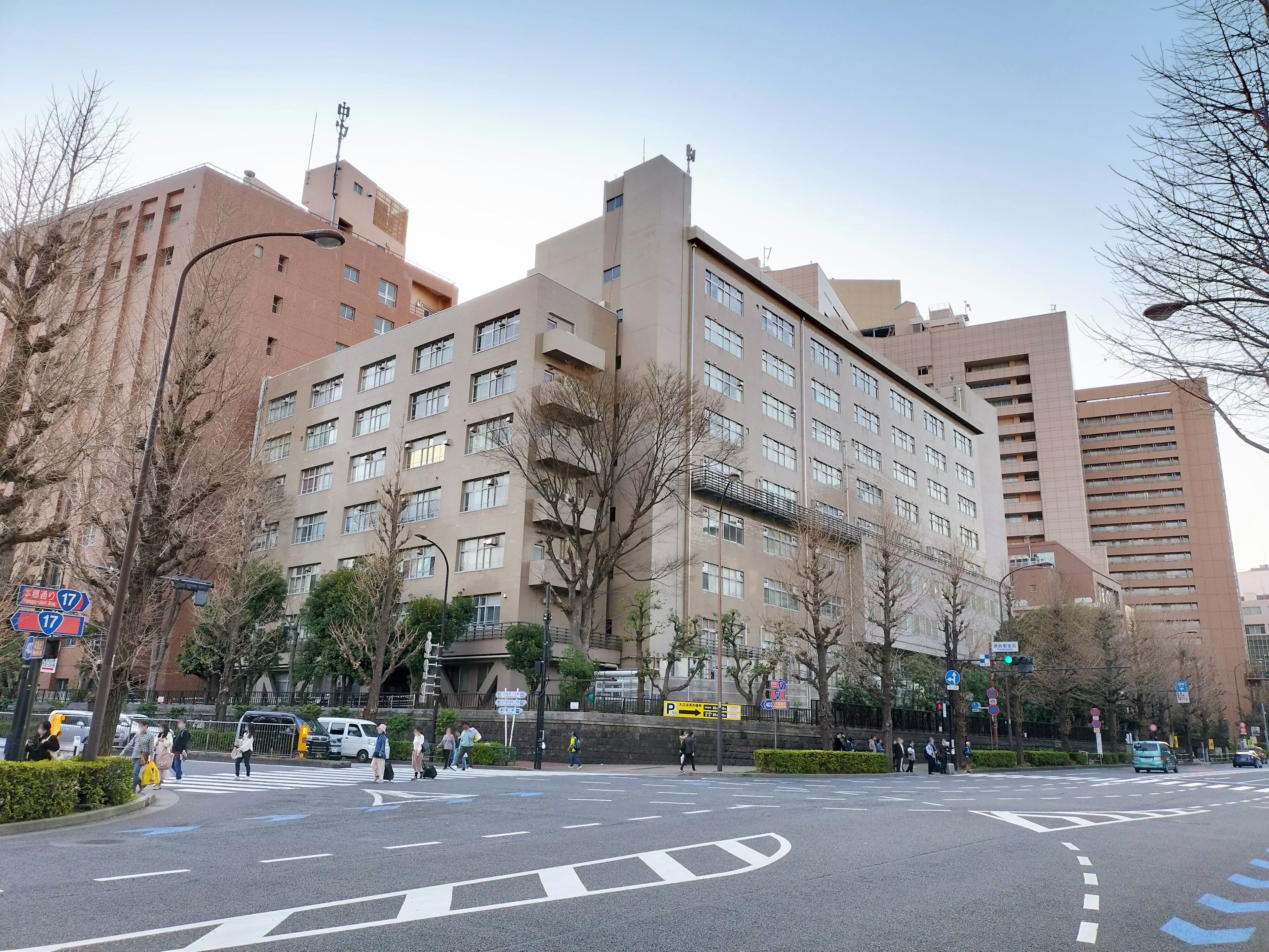 Grand bâtiment dans le paysage urbain de Tokyo avec des rues et des arbres environnants