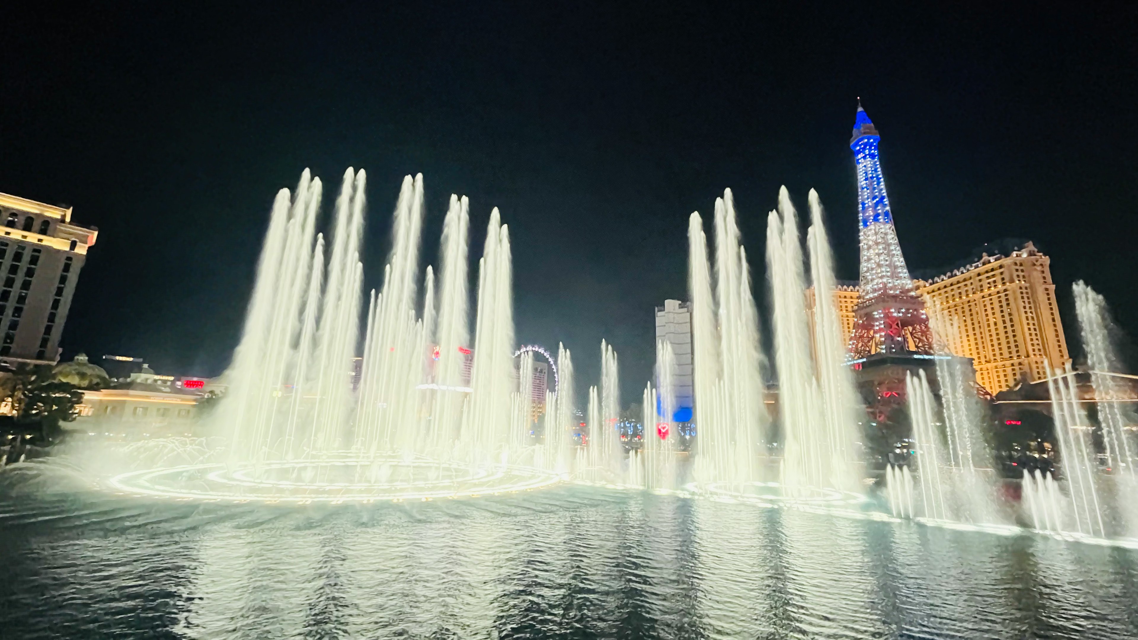 Beeindruckende Nachtansicht der Las Vegas Springbrunnen-Show