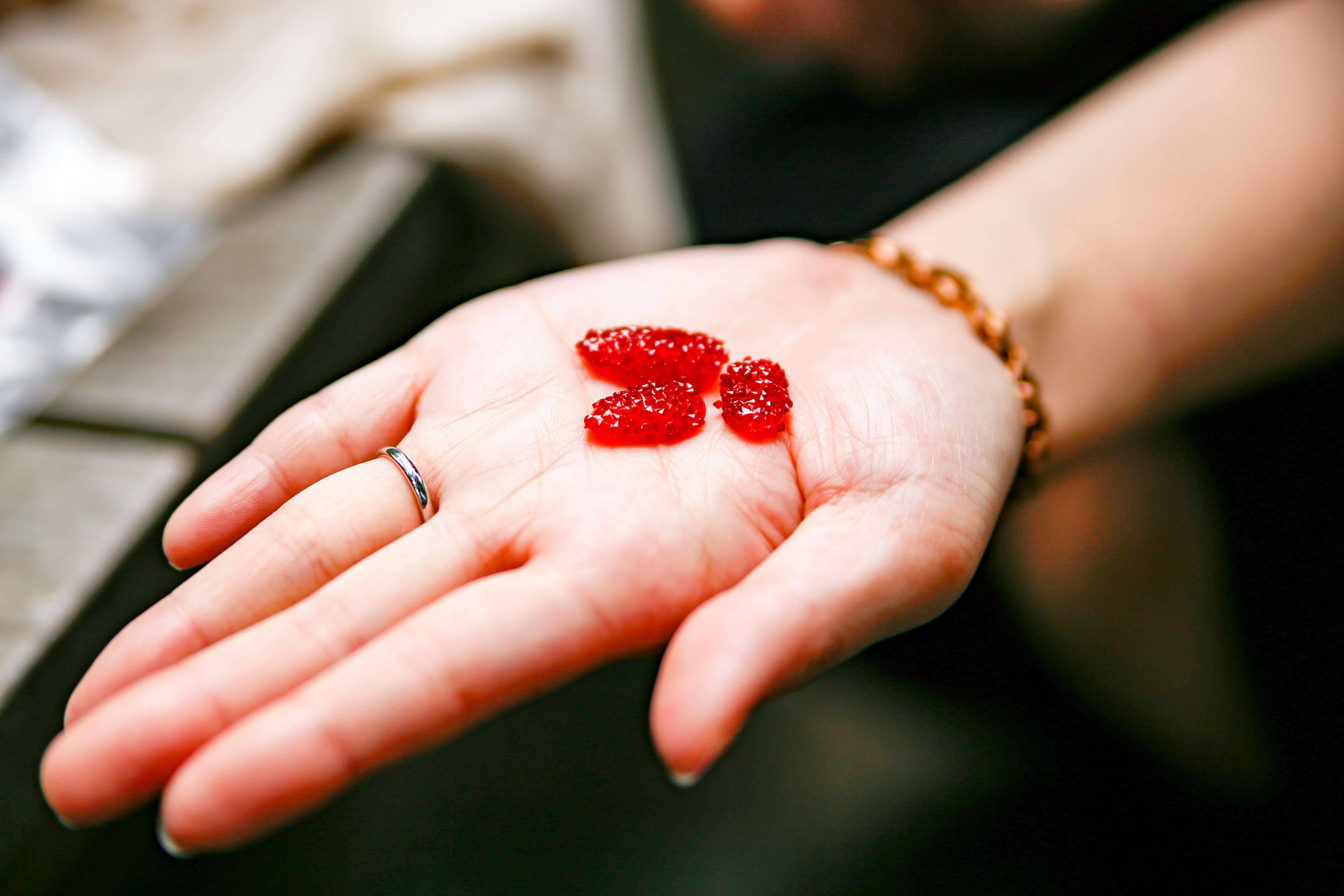 Rote Gummibärchen auf einer Handfläche