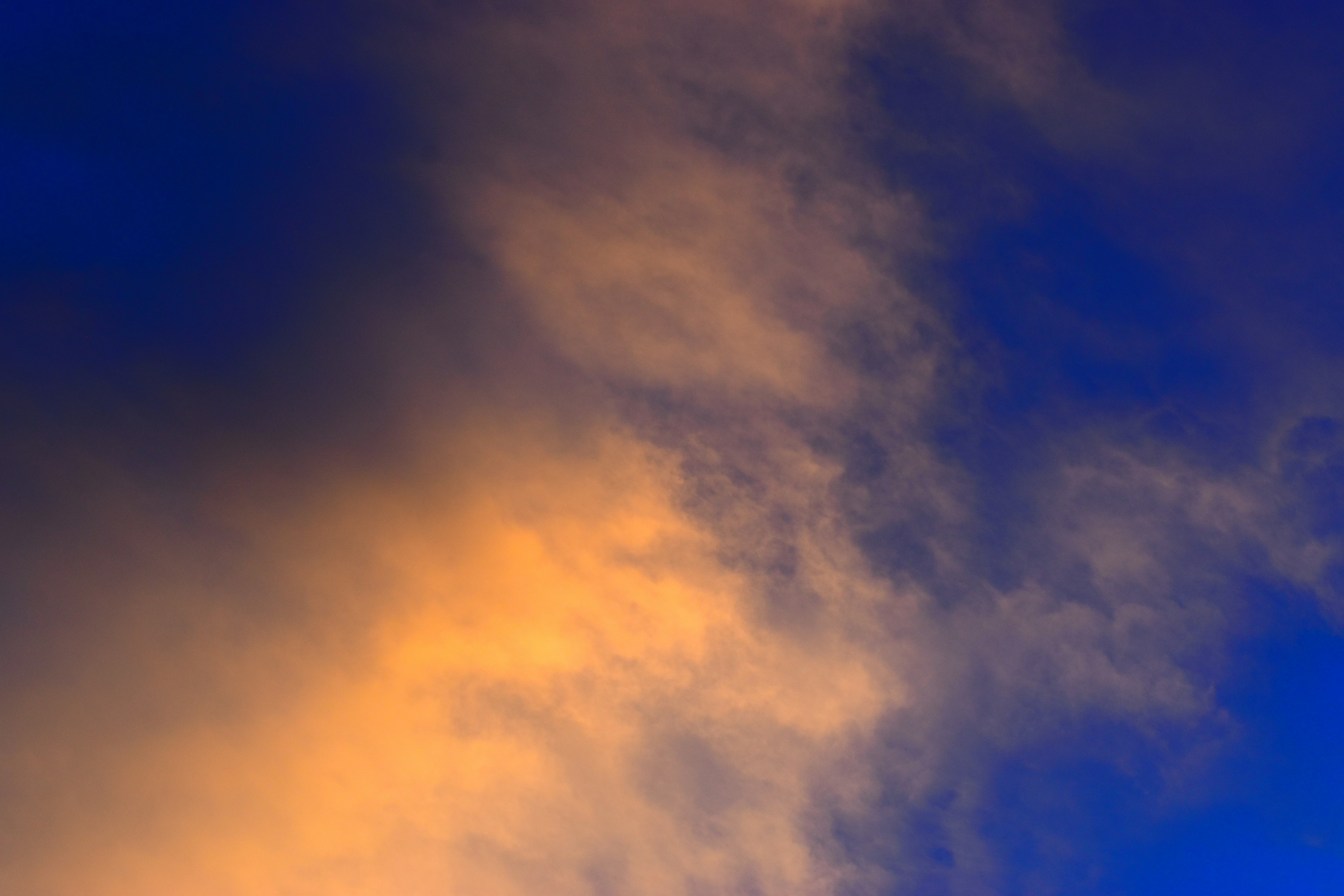 Cielo con nubes azules y naranjas