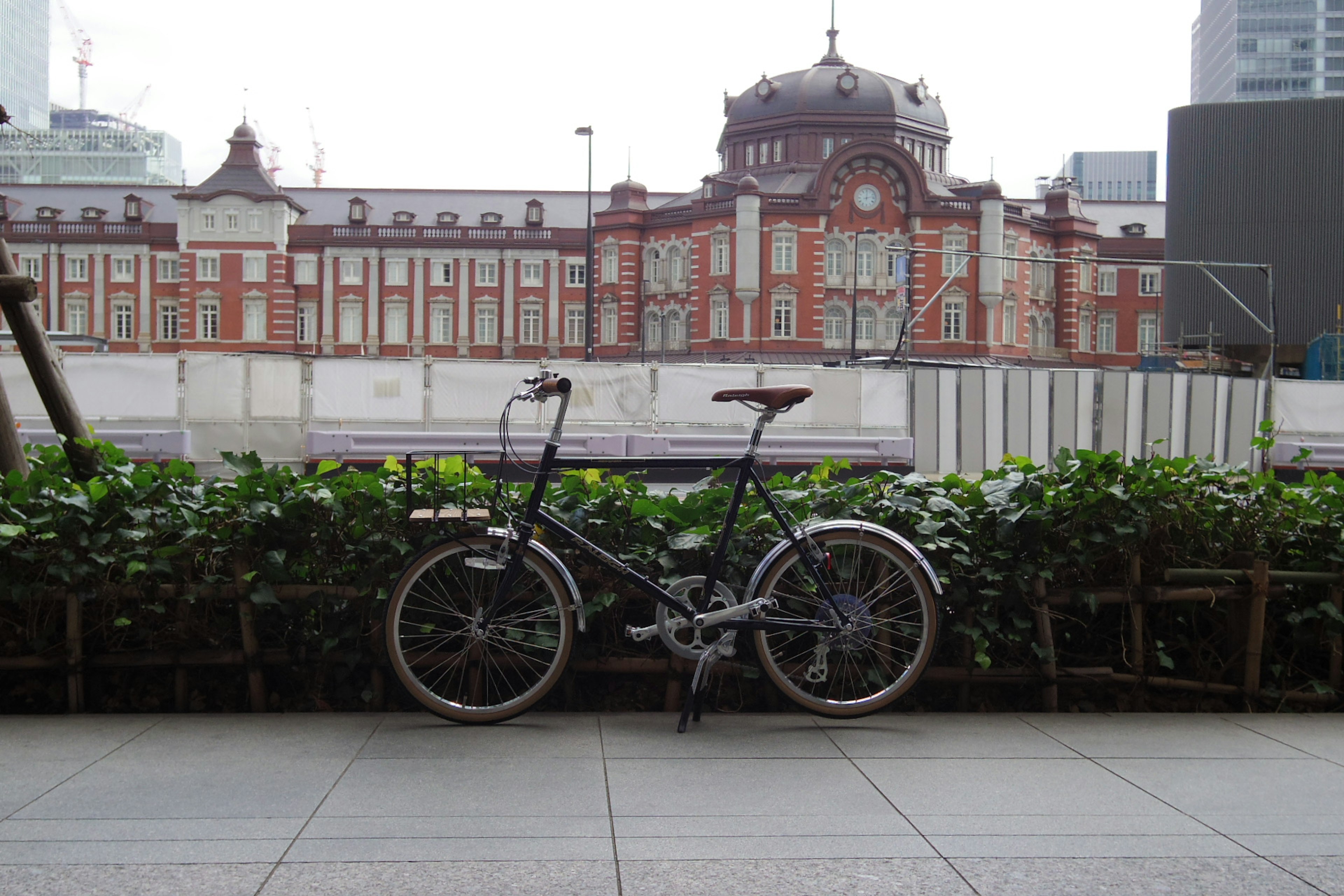 自転車と東京駅の歴史的な建物を背景にした風景