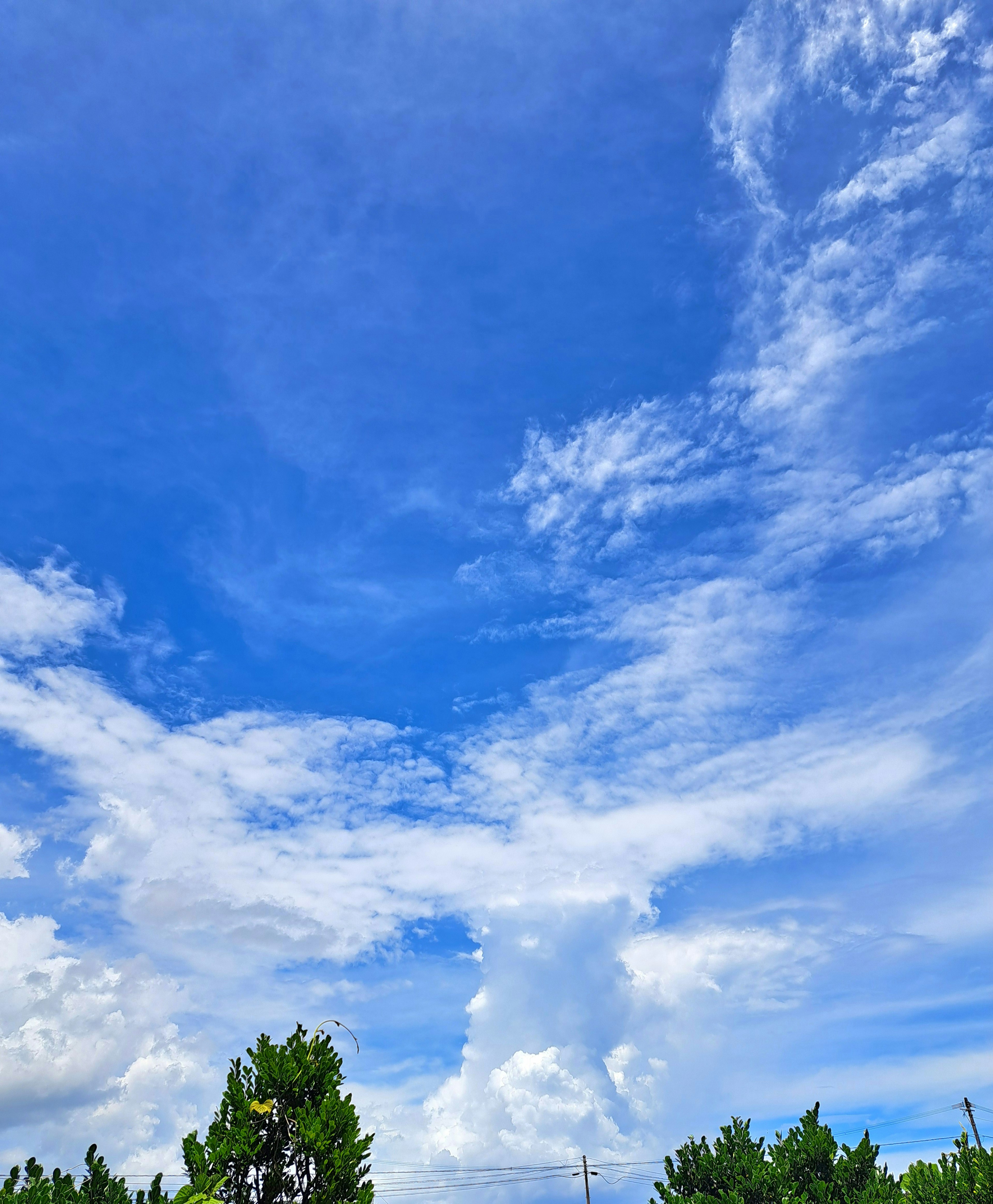 Gambar lanskap dengan langit biru dan awan putih