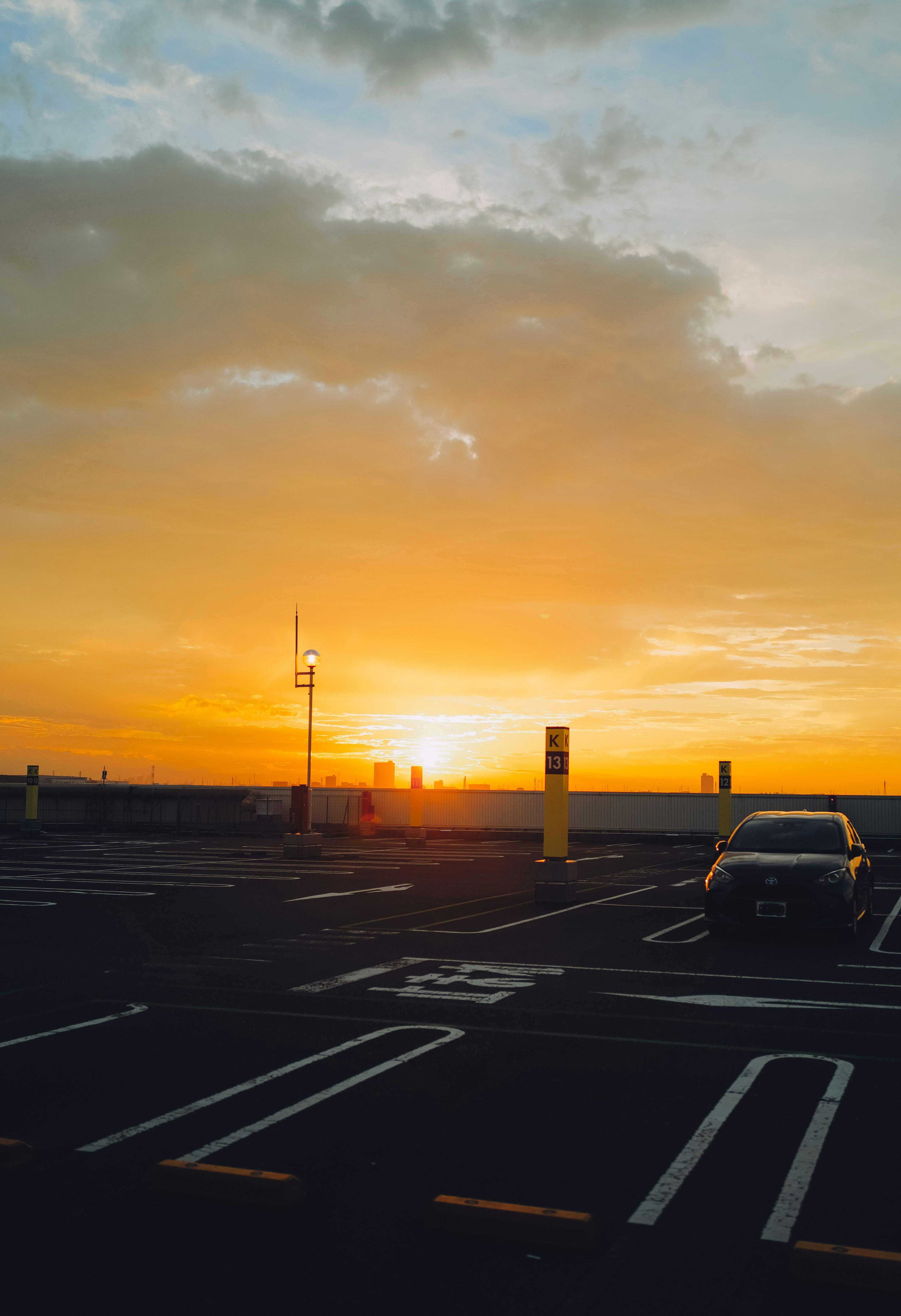 駐車場からの美しい夕日と雲の景色