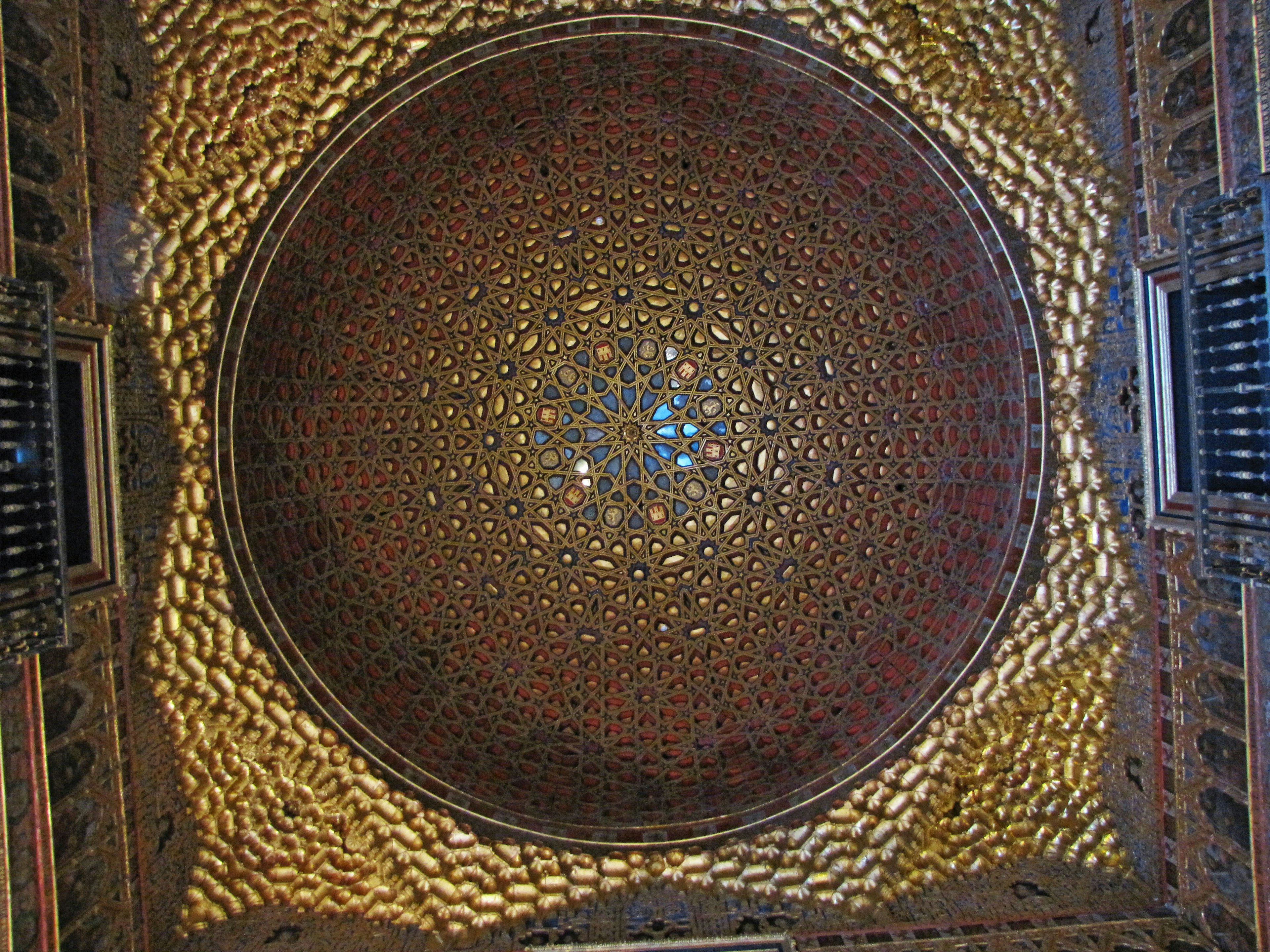 Foto di un soffitto a cupola decorato in modo intricato