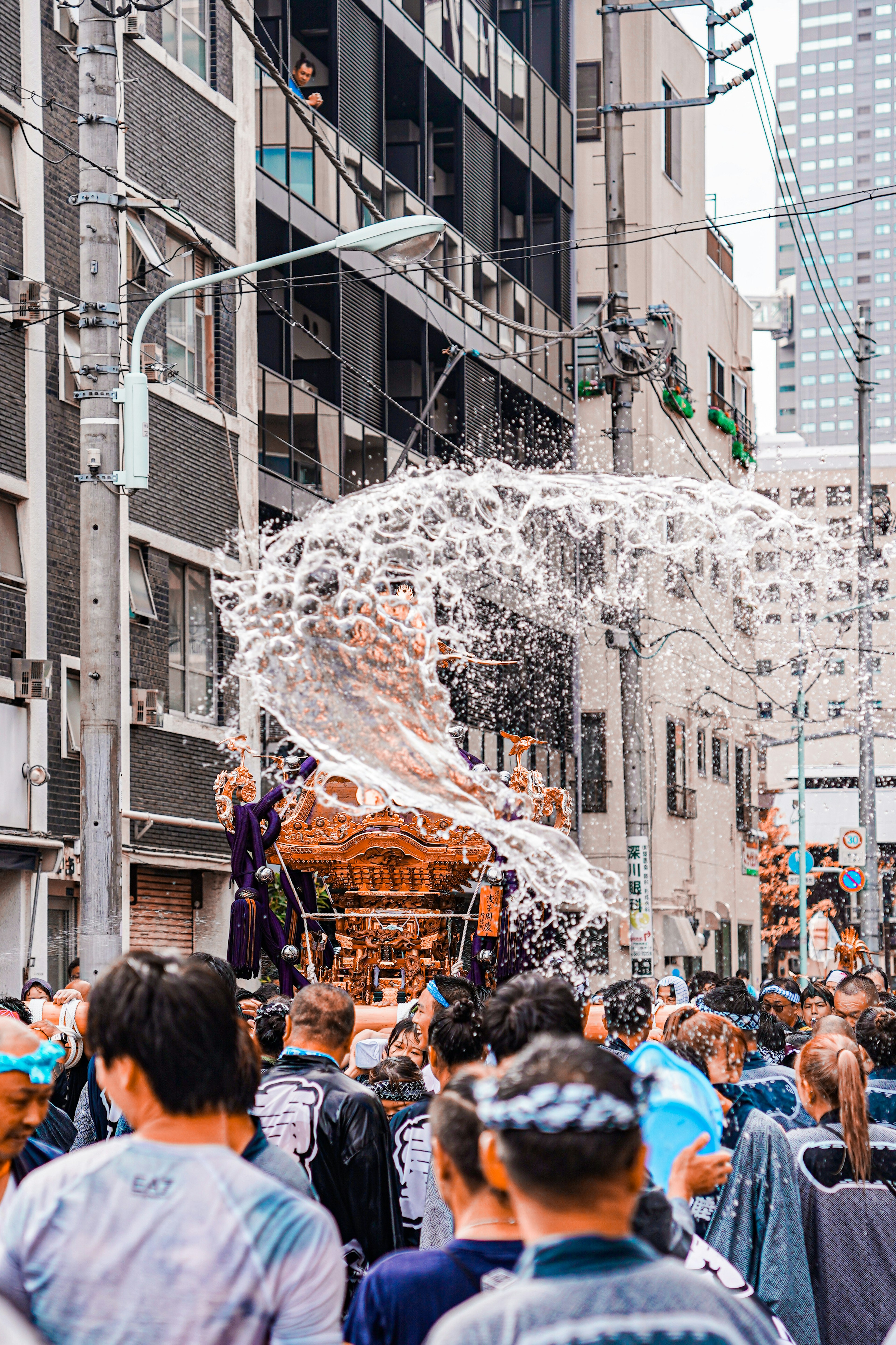 Una escena de festival animada con salpicaduras de agua y una multitud de personas reunidas