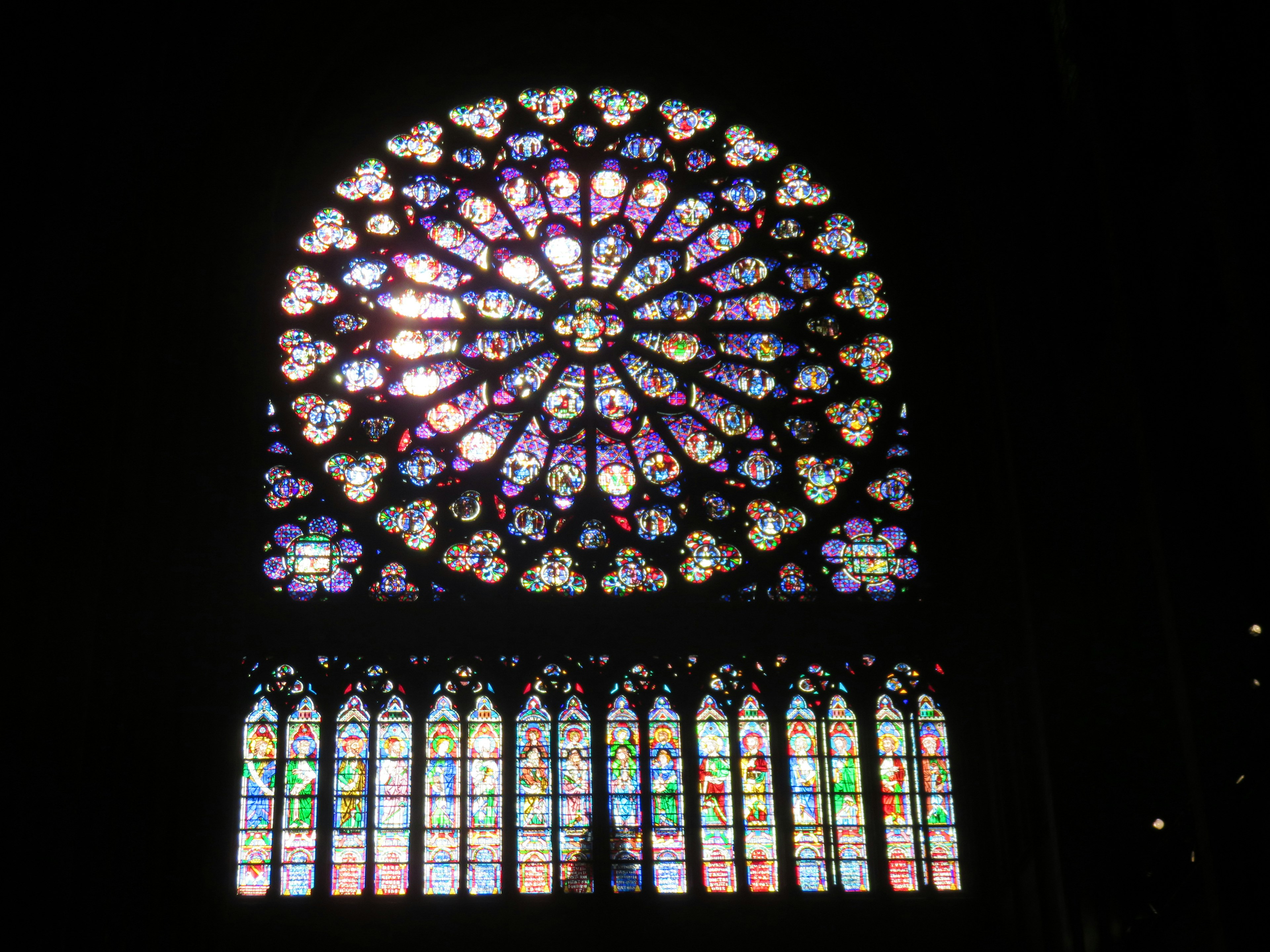 Beeindruckendes Buntglasfenster im Inneren einer Kirche