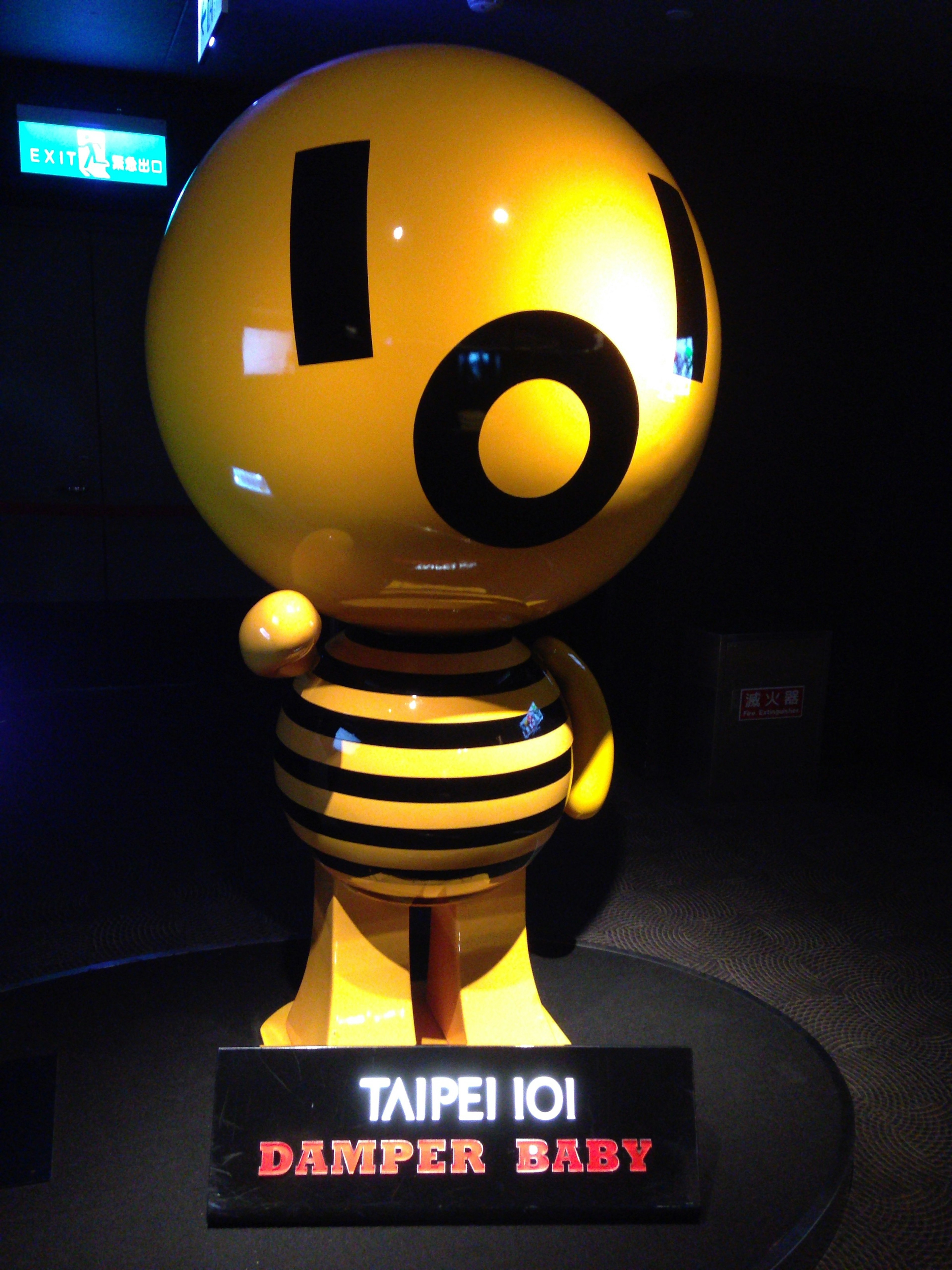 Statue des Damper Baby Charakters von Taipei 101 mit gelben und schwarzen Streifen