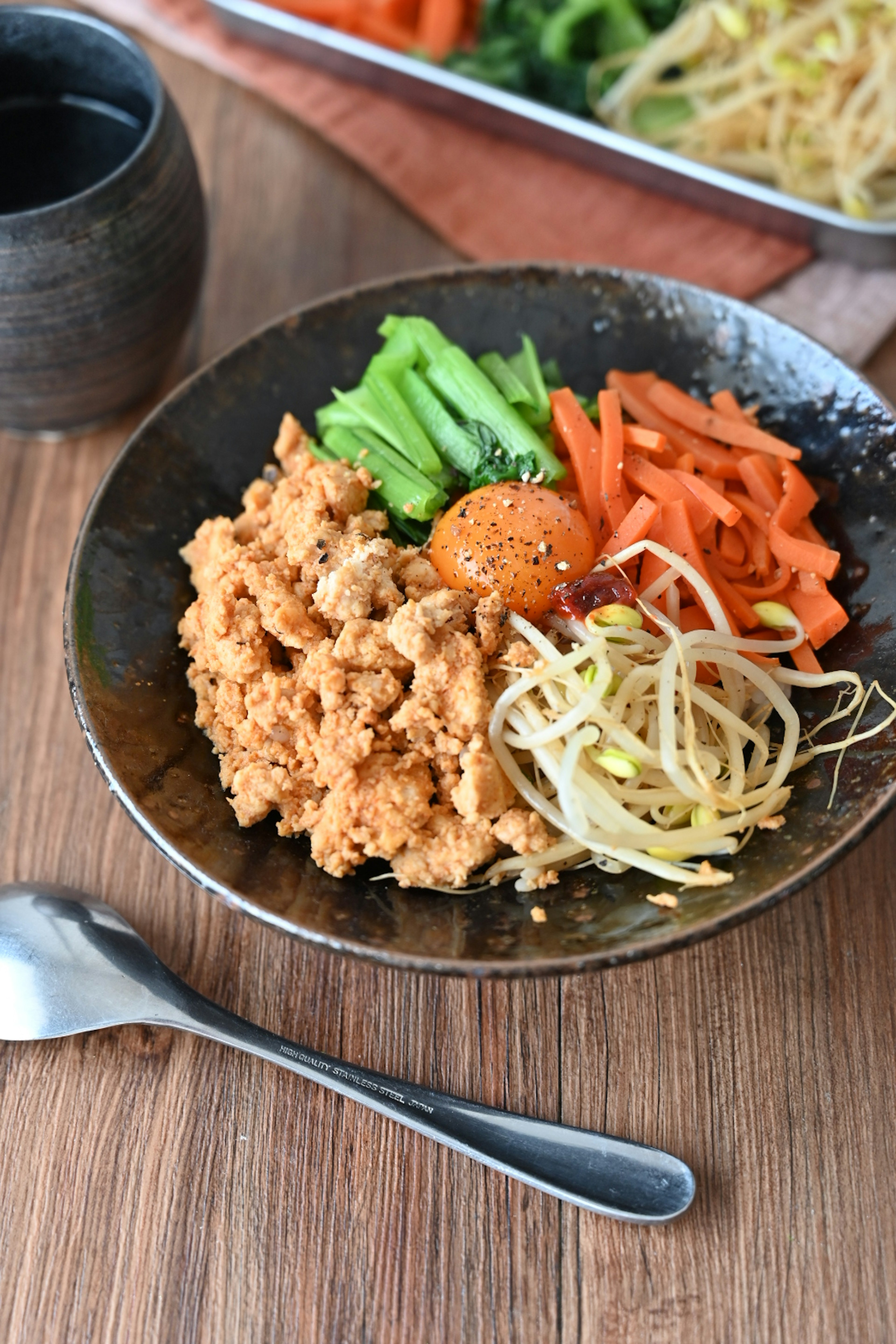 美味しそうな料理の盛り付け 色とりどりの野菜と卵がトッピングされた皿