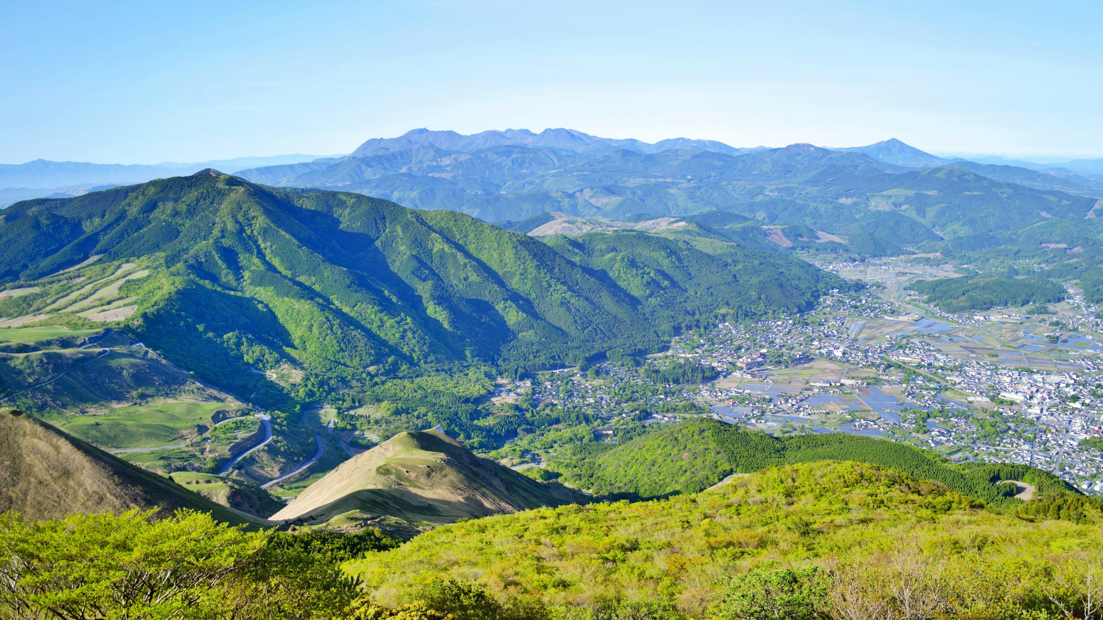 Vue panoramique de montagnes verdoyantes et de vallées