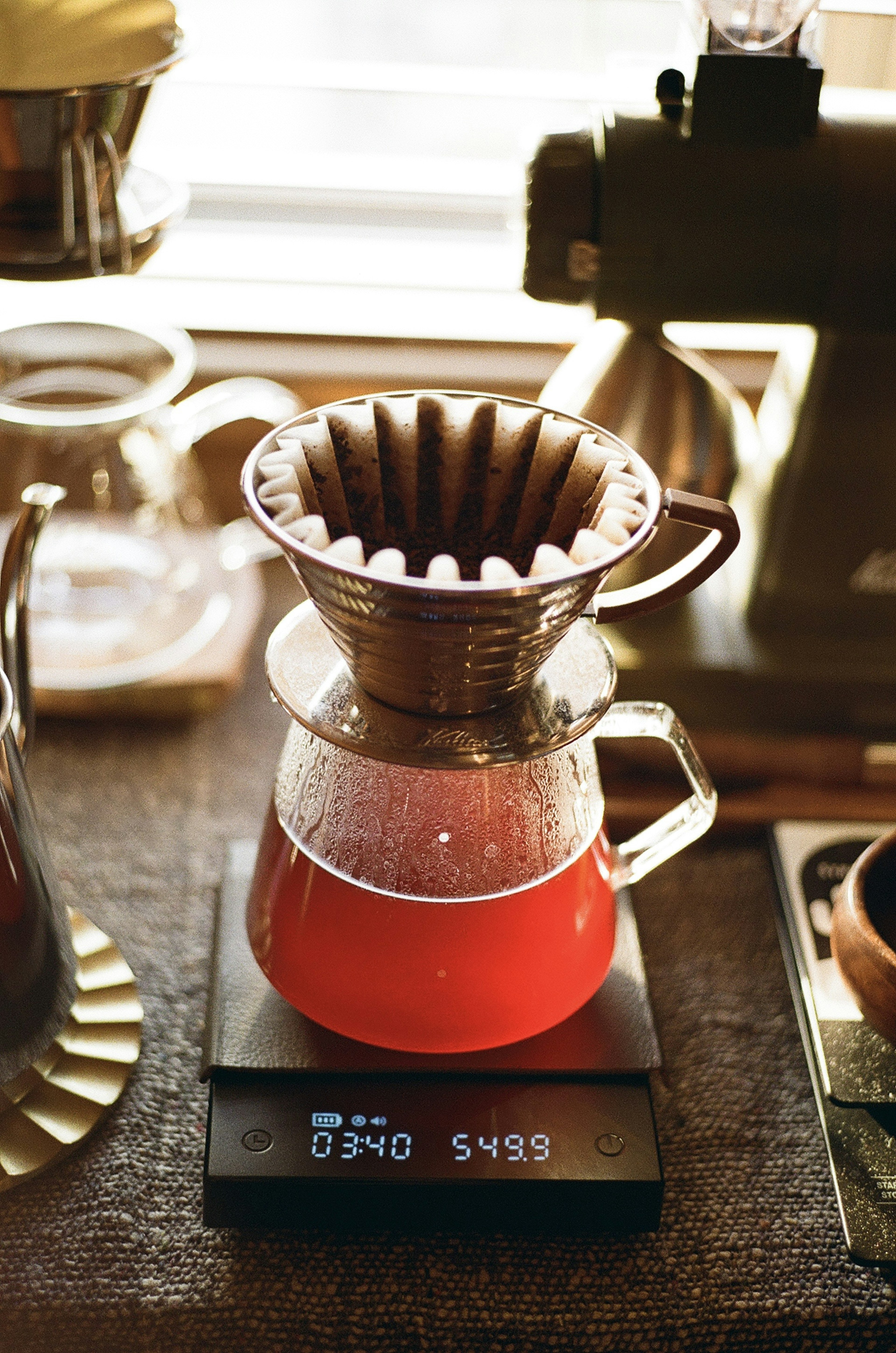 Kaffeebereitungs-Setup mit einem Filter und einer Glaskaraffe