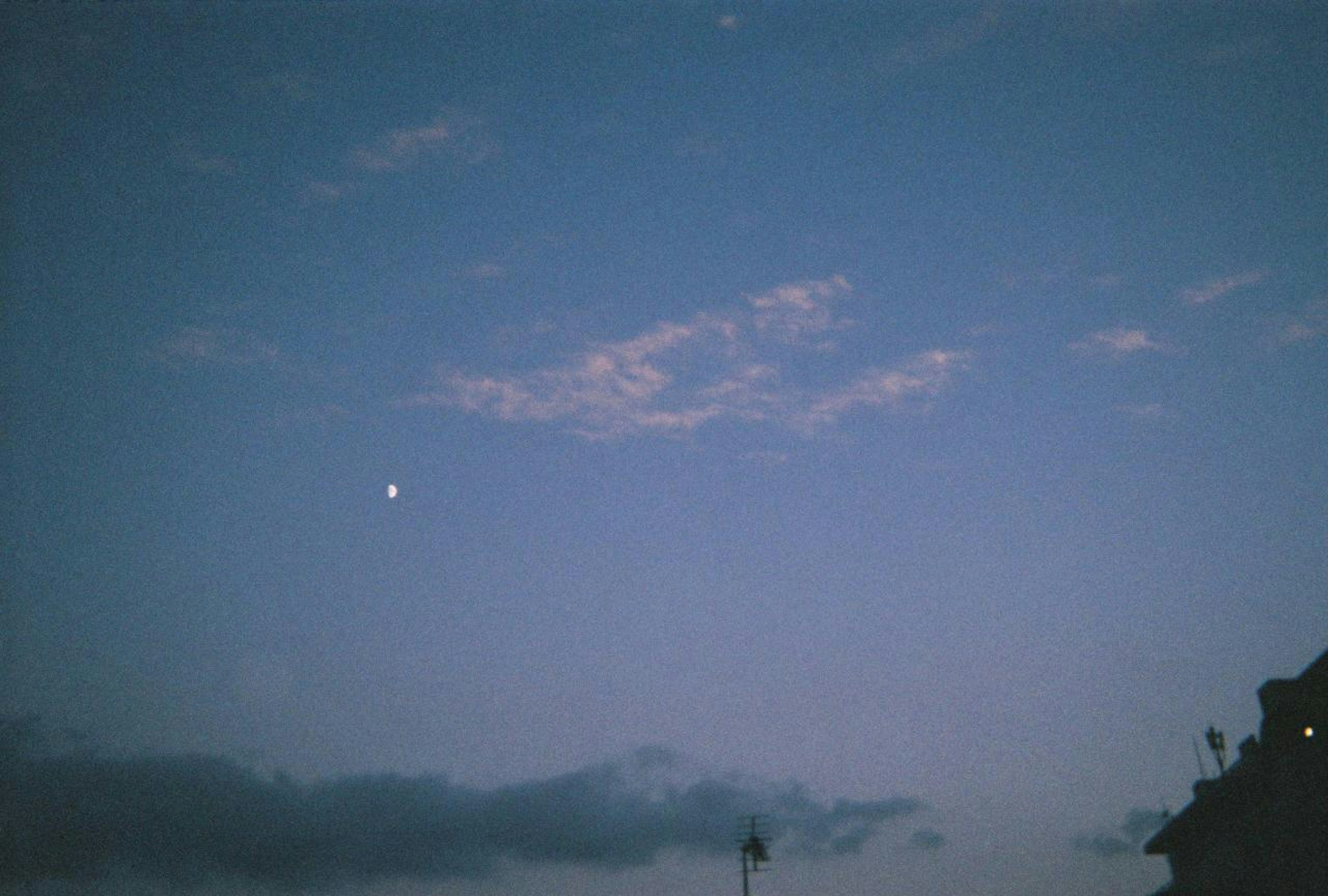 Langit biru dengan awan dan bintang terang