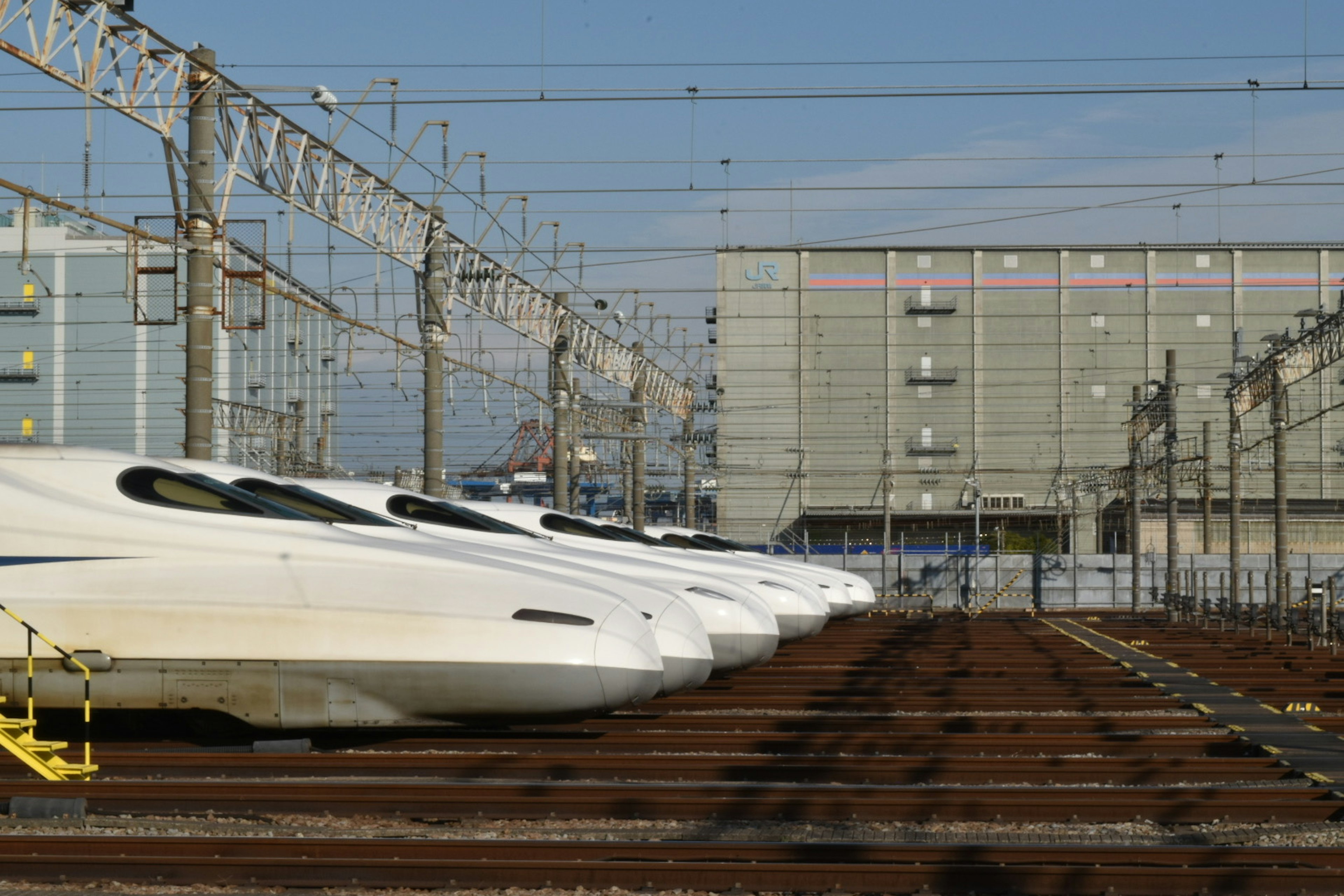 Fila de trenes Shinkansen en un patio ferroviario