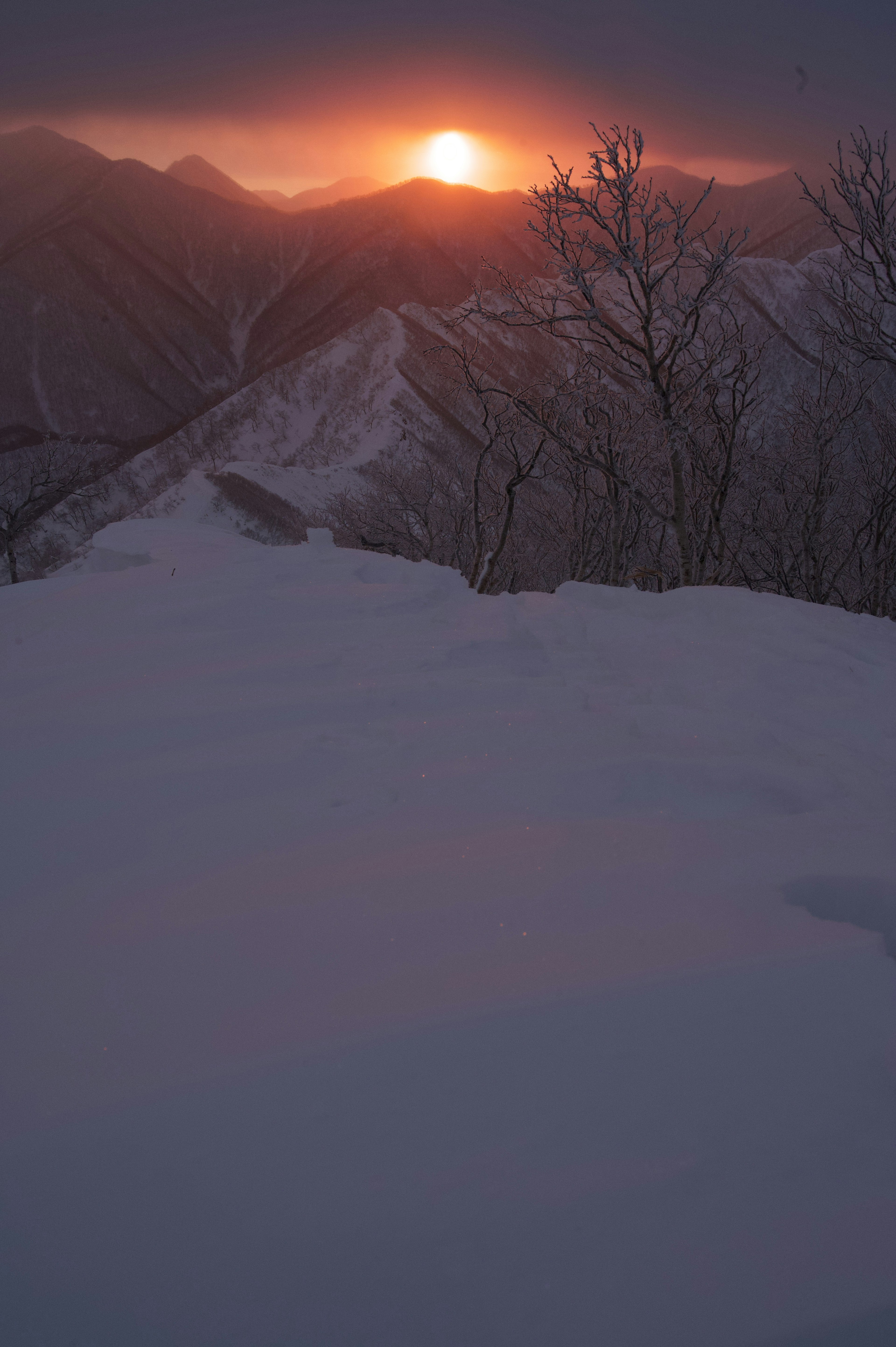 눈으로 덮인 산과 아름다운 일몰