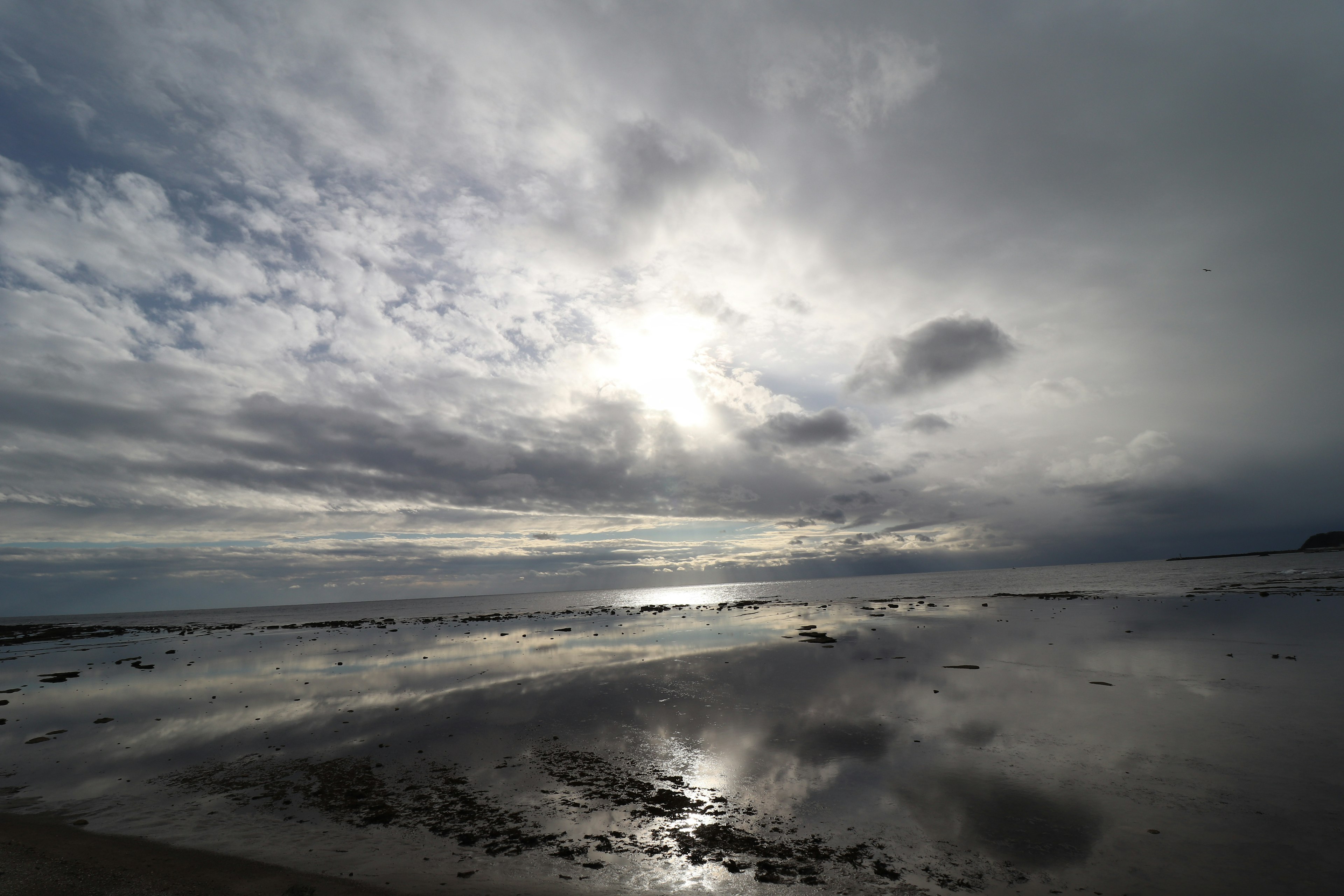 Vue expansive de la mer avec des nuages reflétant la lumière