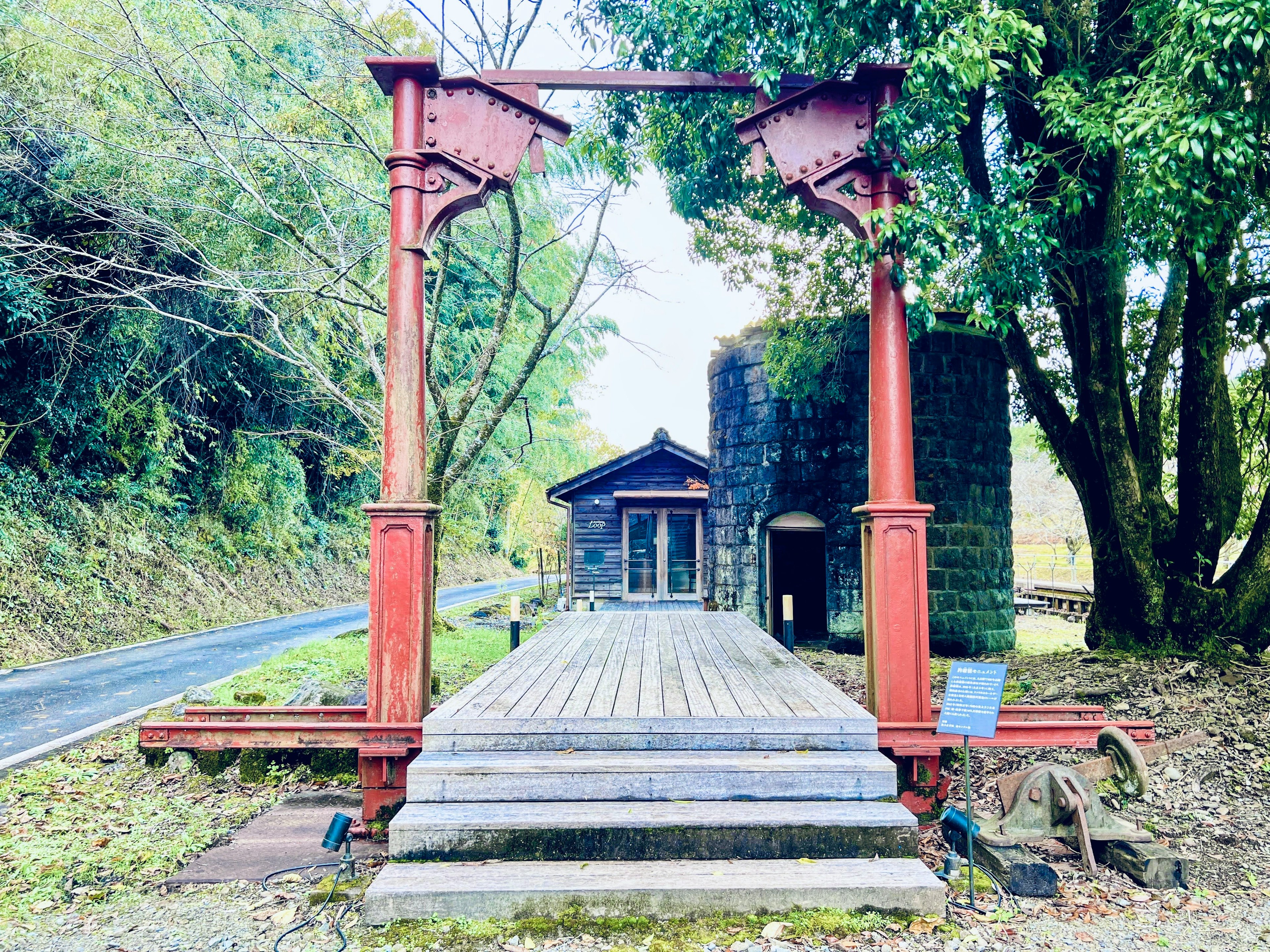 Paysage avec une structure rouge et un bâtiment en pierre