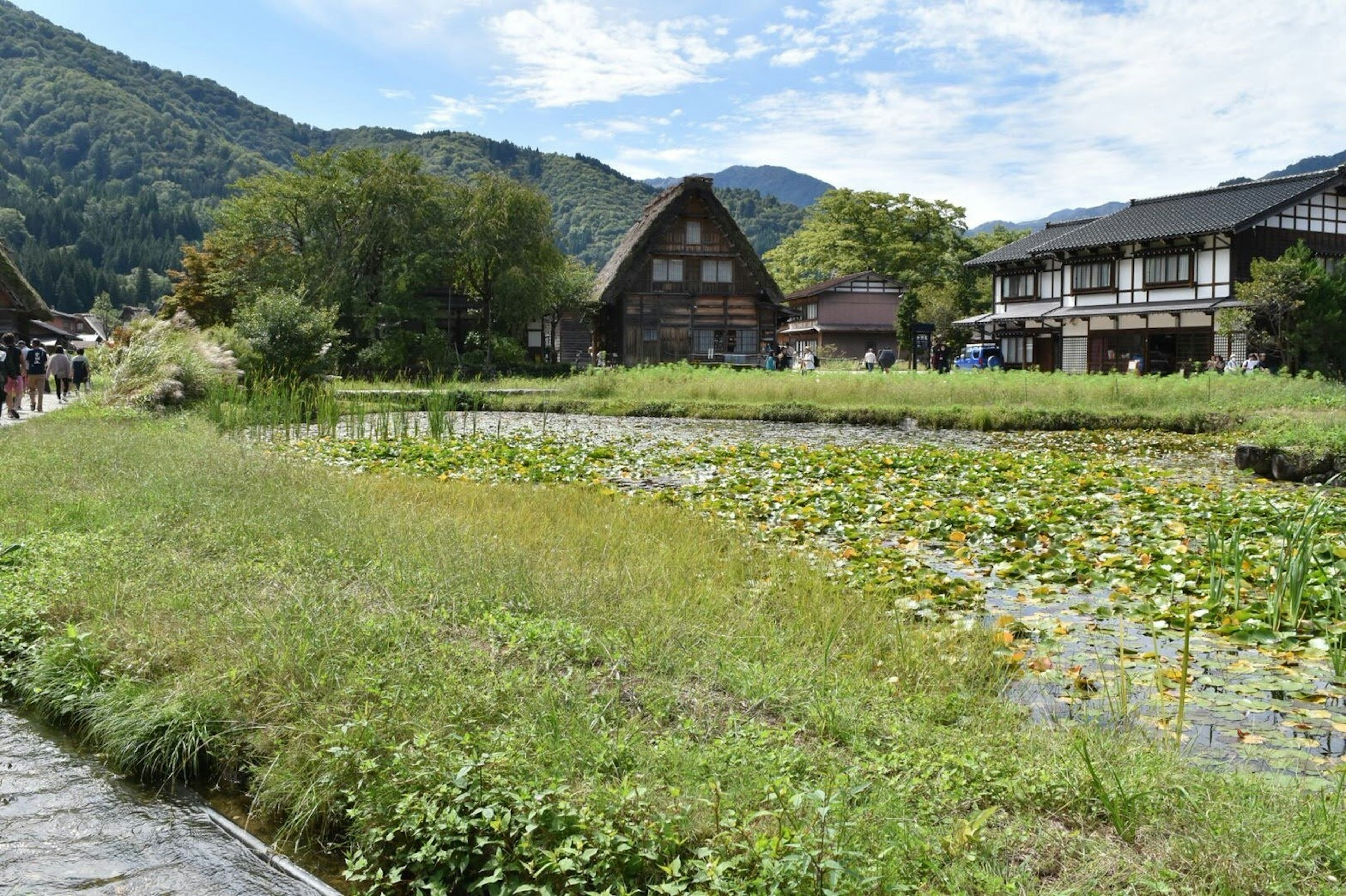 美しい田舎の風景で、山々と伝統的な家屋が見える