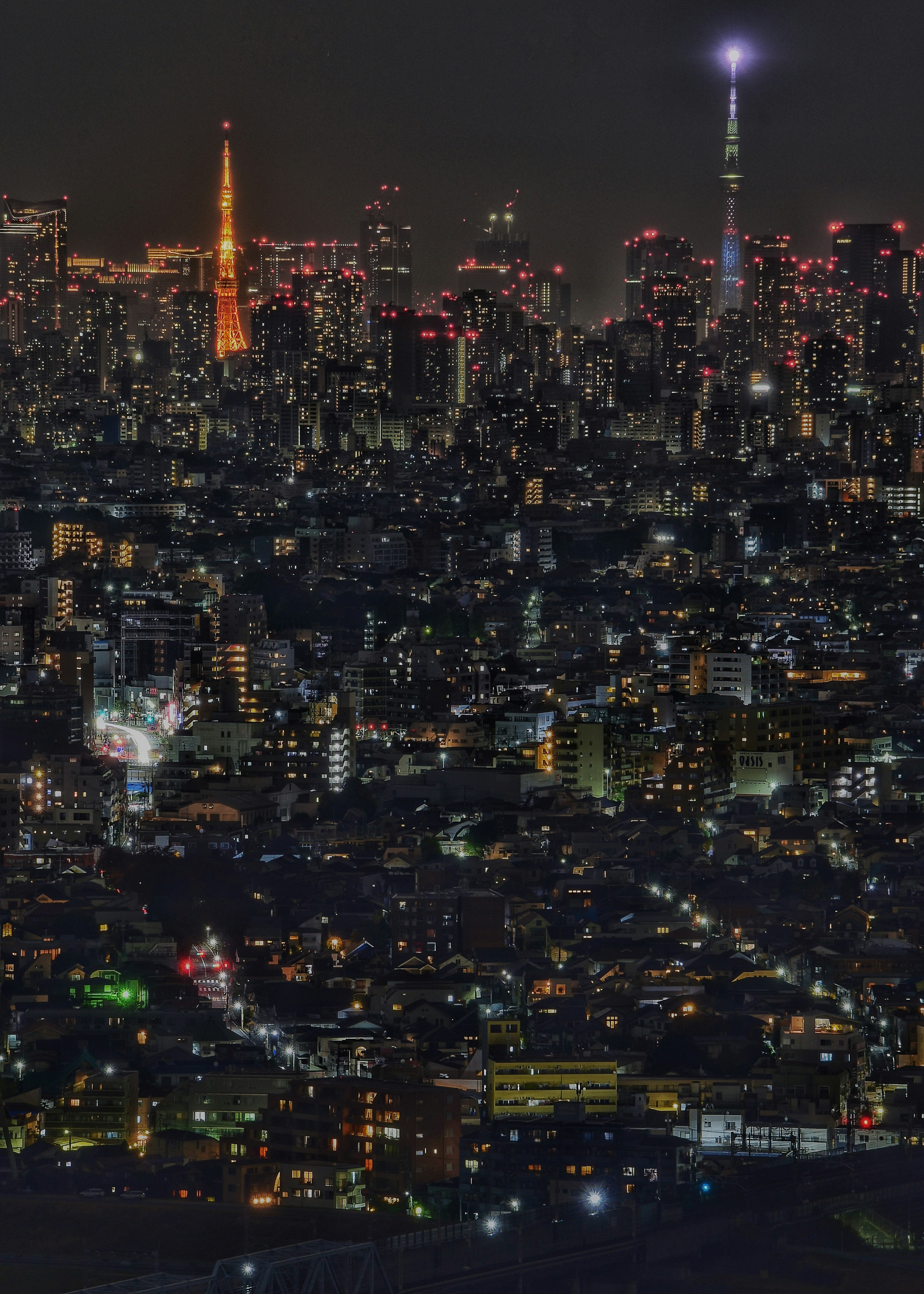 東京の夜景 高層ビルの明かりと東京タワーが見える