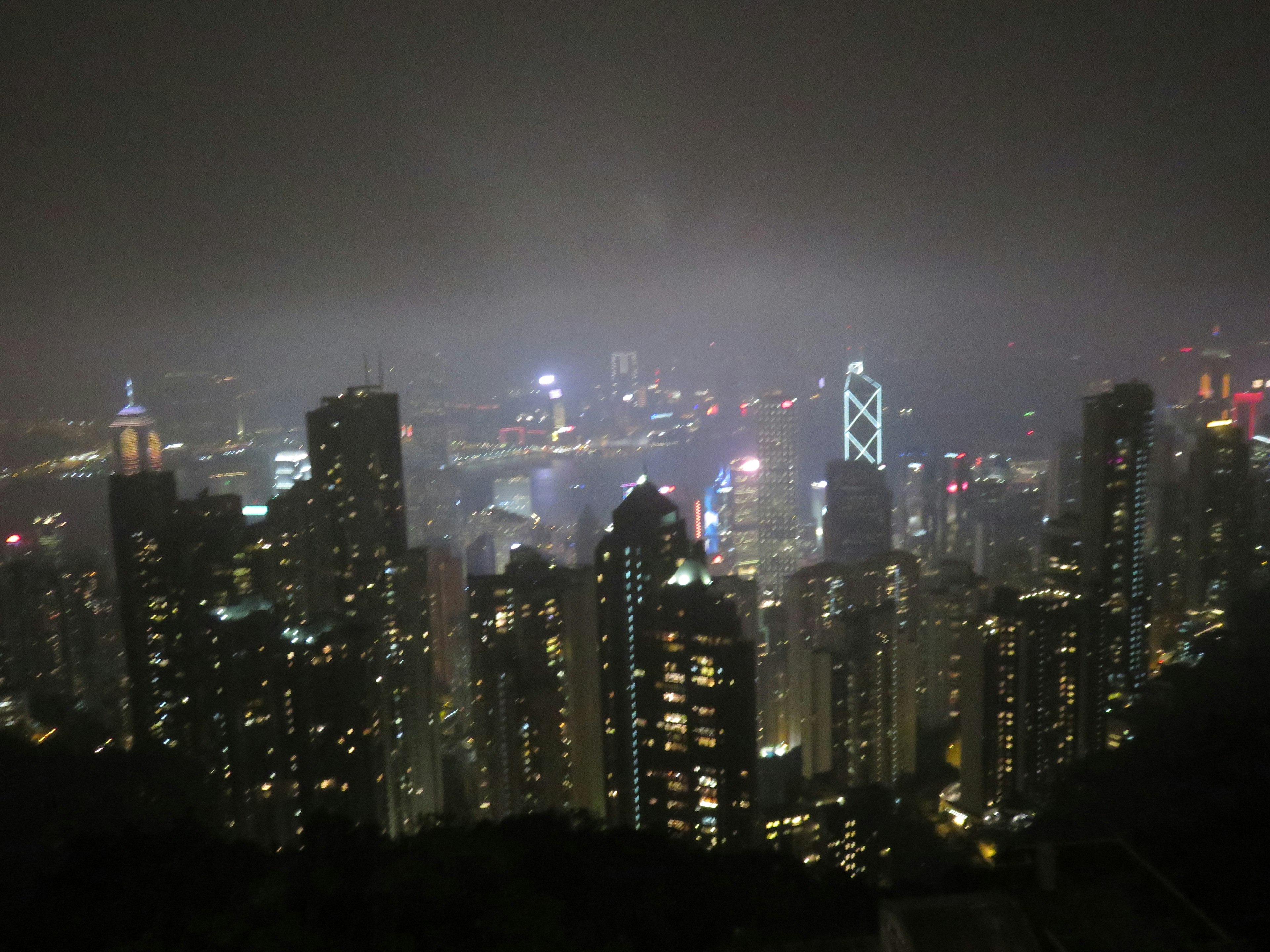 Vue nocturne de Hong Kong avec des gratte-ciels illuminés à travers la brume