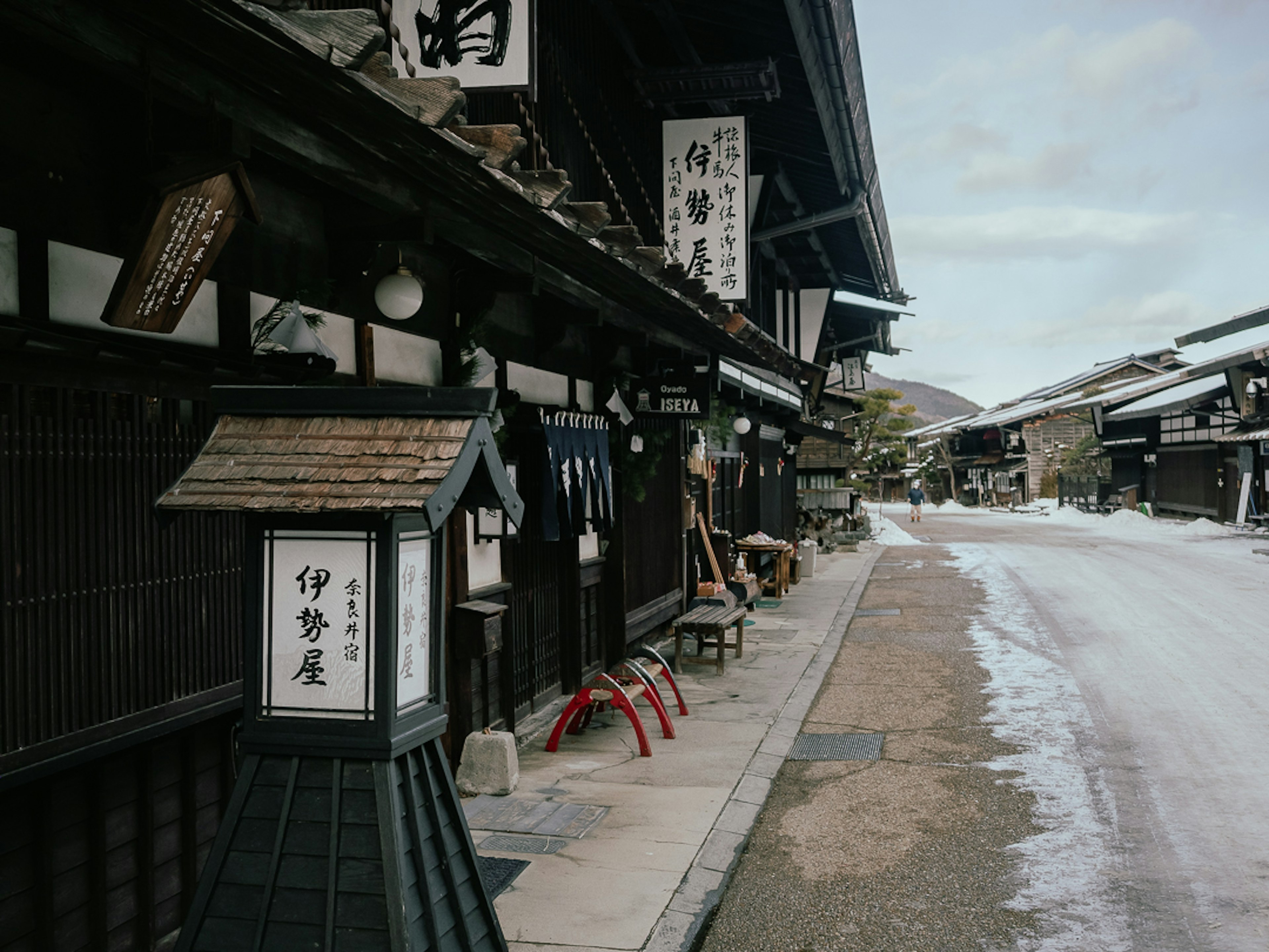 传统日本街景，木制建筑和悬挂的标志