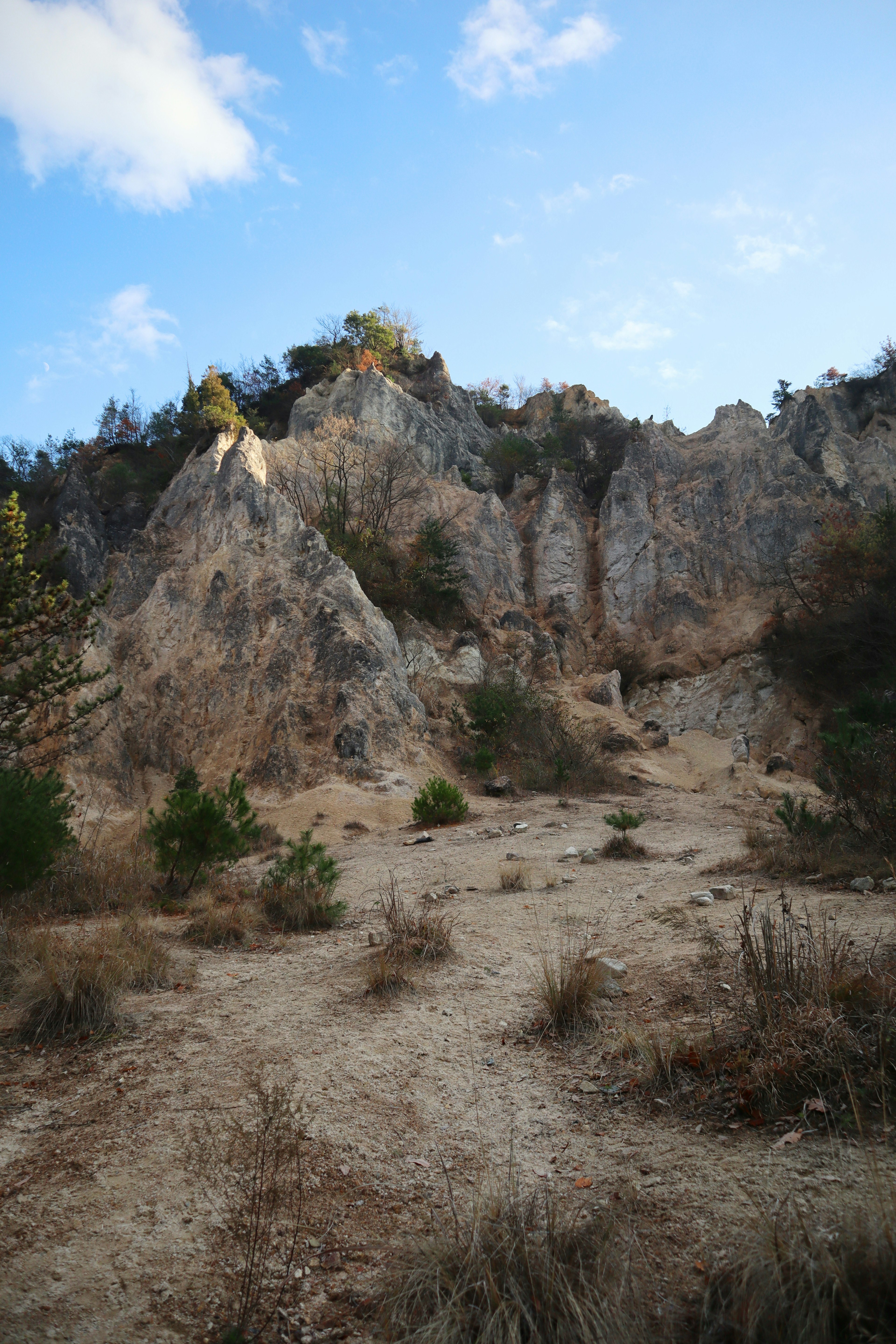 Naturlandschaft mit felsigem Gelände und klarem blauen Himmel