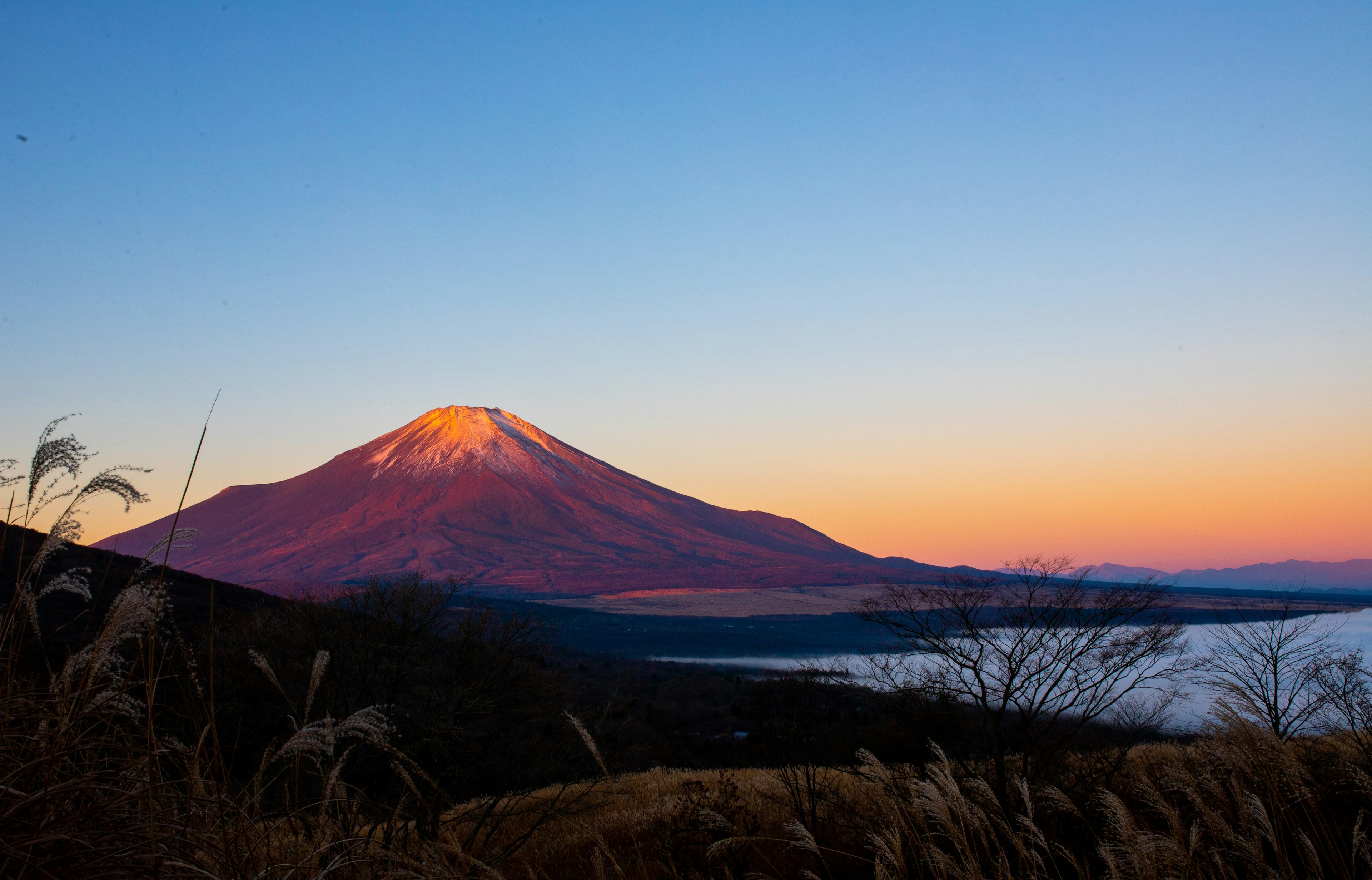 壮观的富士山日落景观，前景有生动的色彩和云层