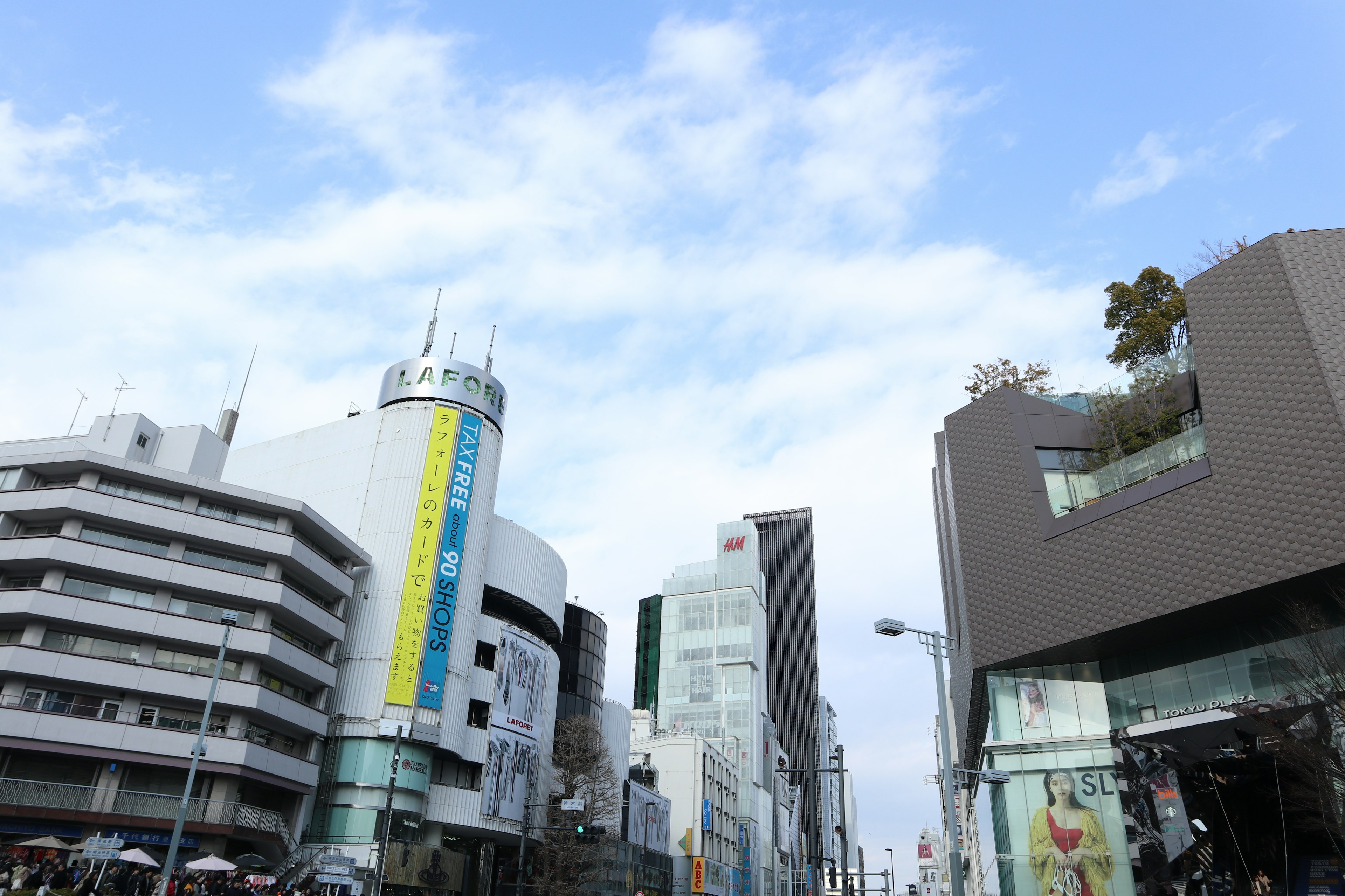 青空の下に立ち並ぶ現代的なビル群と街の風景