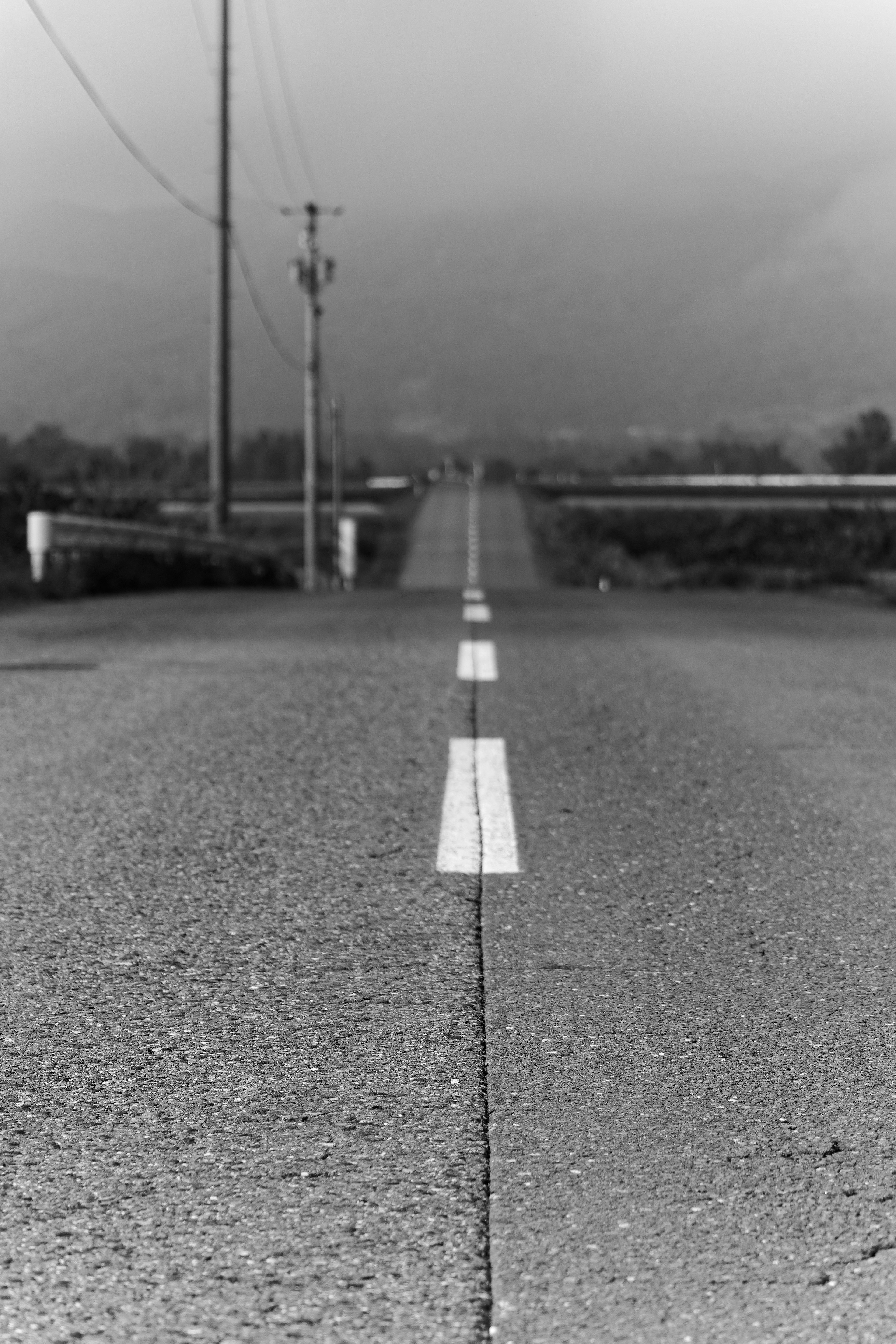 Jalan tenang dengan garis putih yang membentang jauh