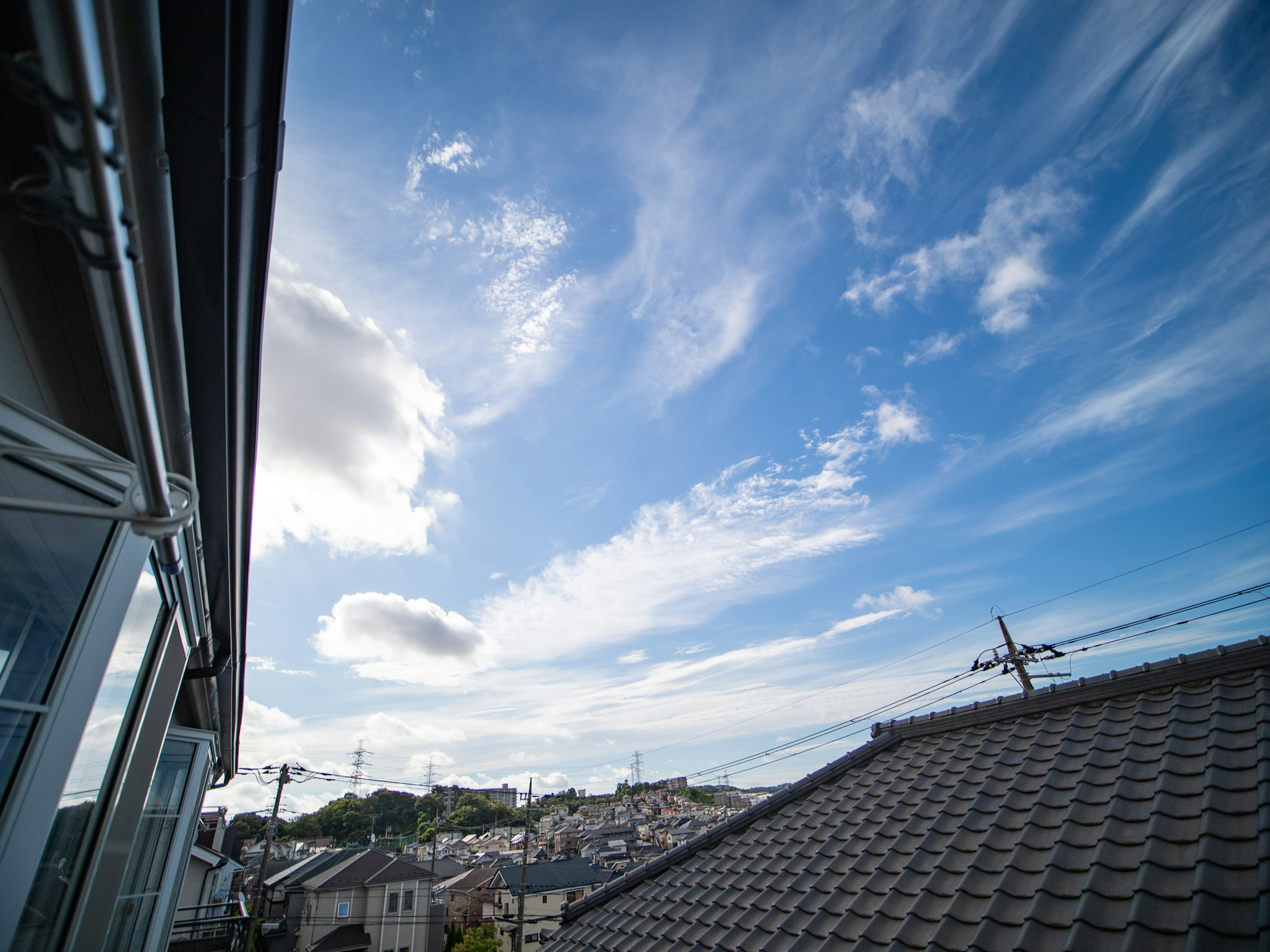 屋根と青空が広がる風景の写真