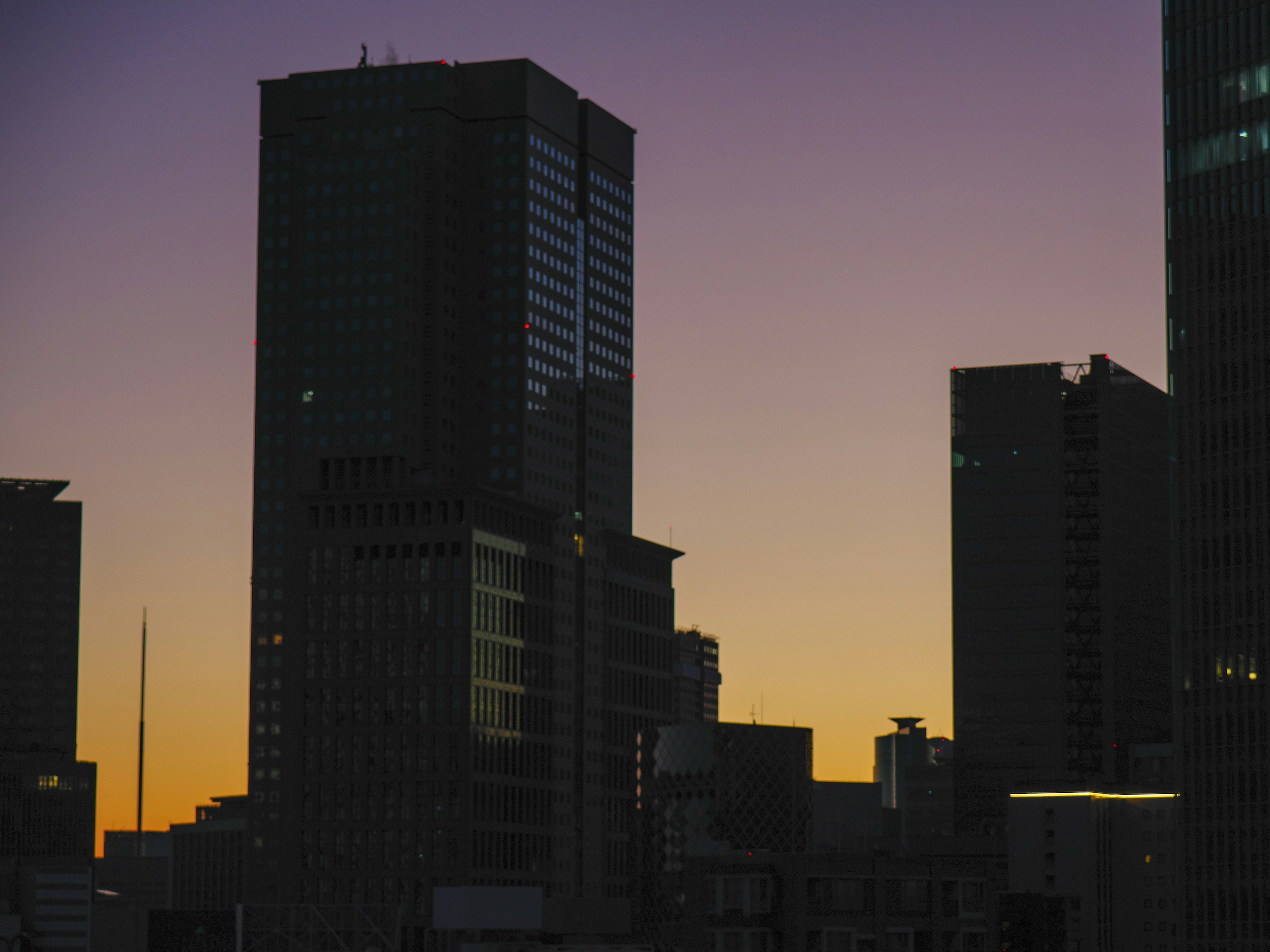 Silhouette de gratte-ciels contre un coucher de soleil