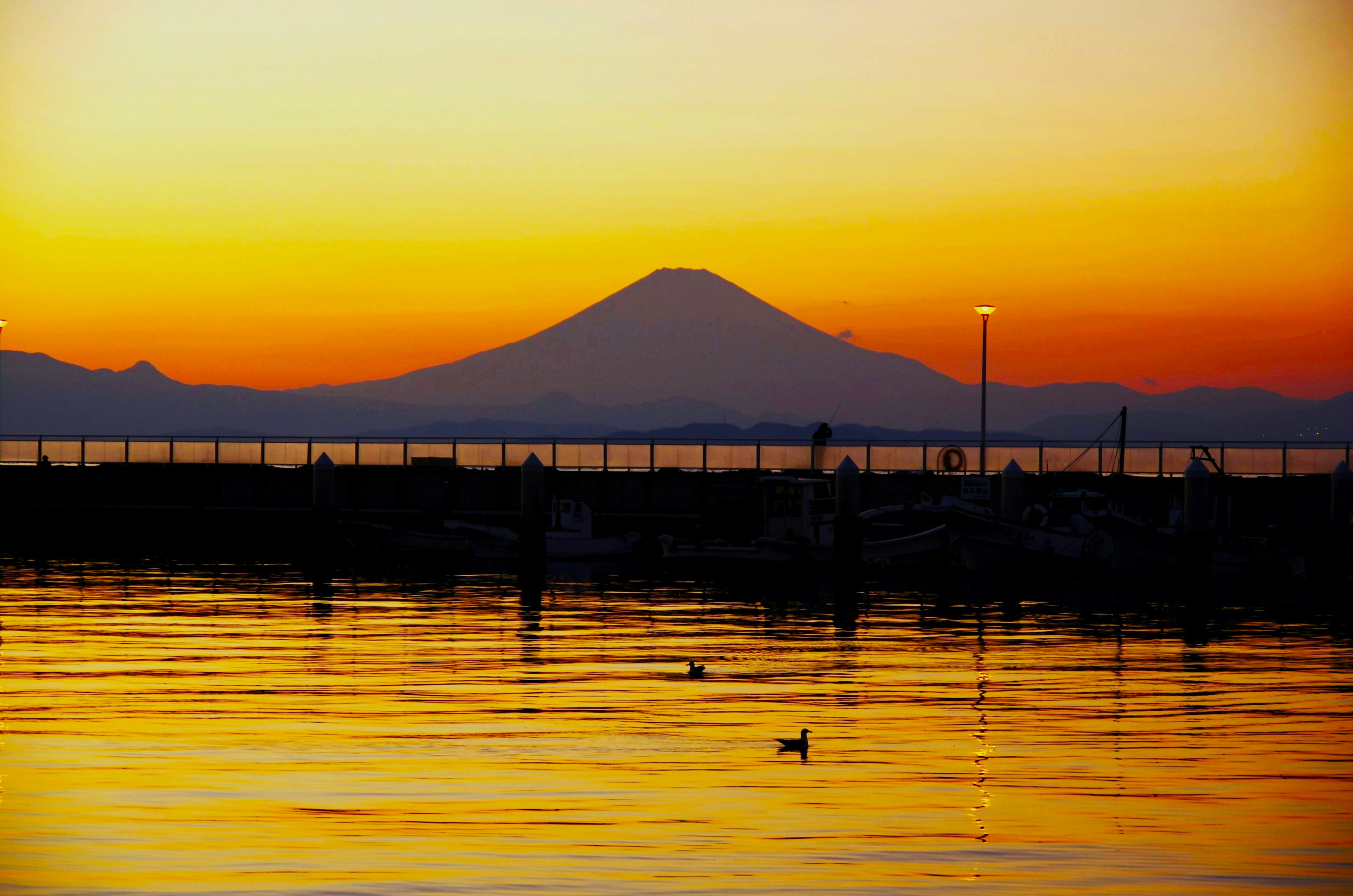 富士山日落景觀與寧靜水面