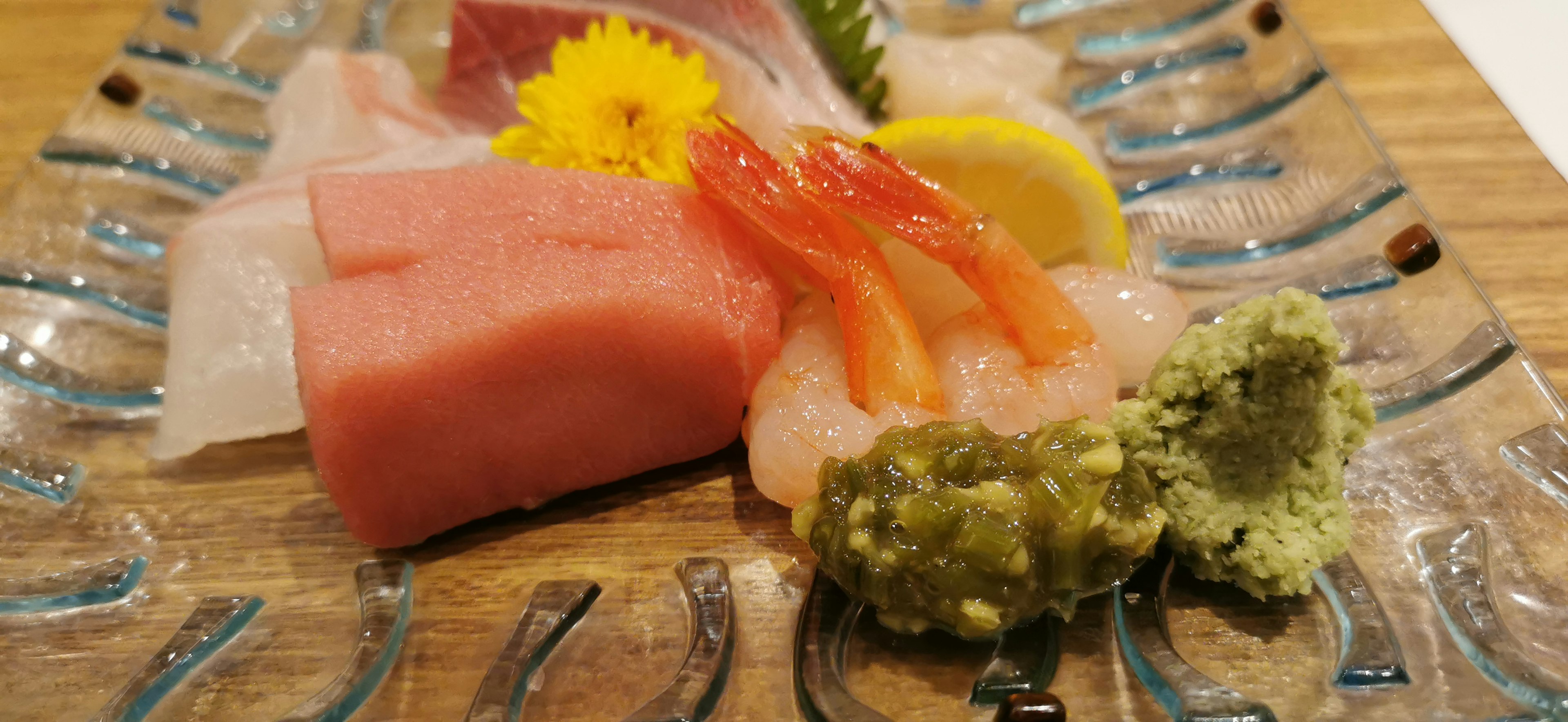 Hermosa bandeja de sashimi con pescado fresco y guarniciones vibrantes