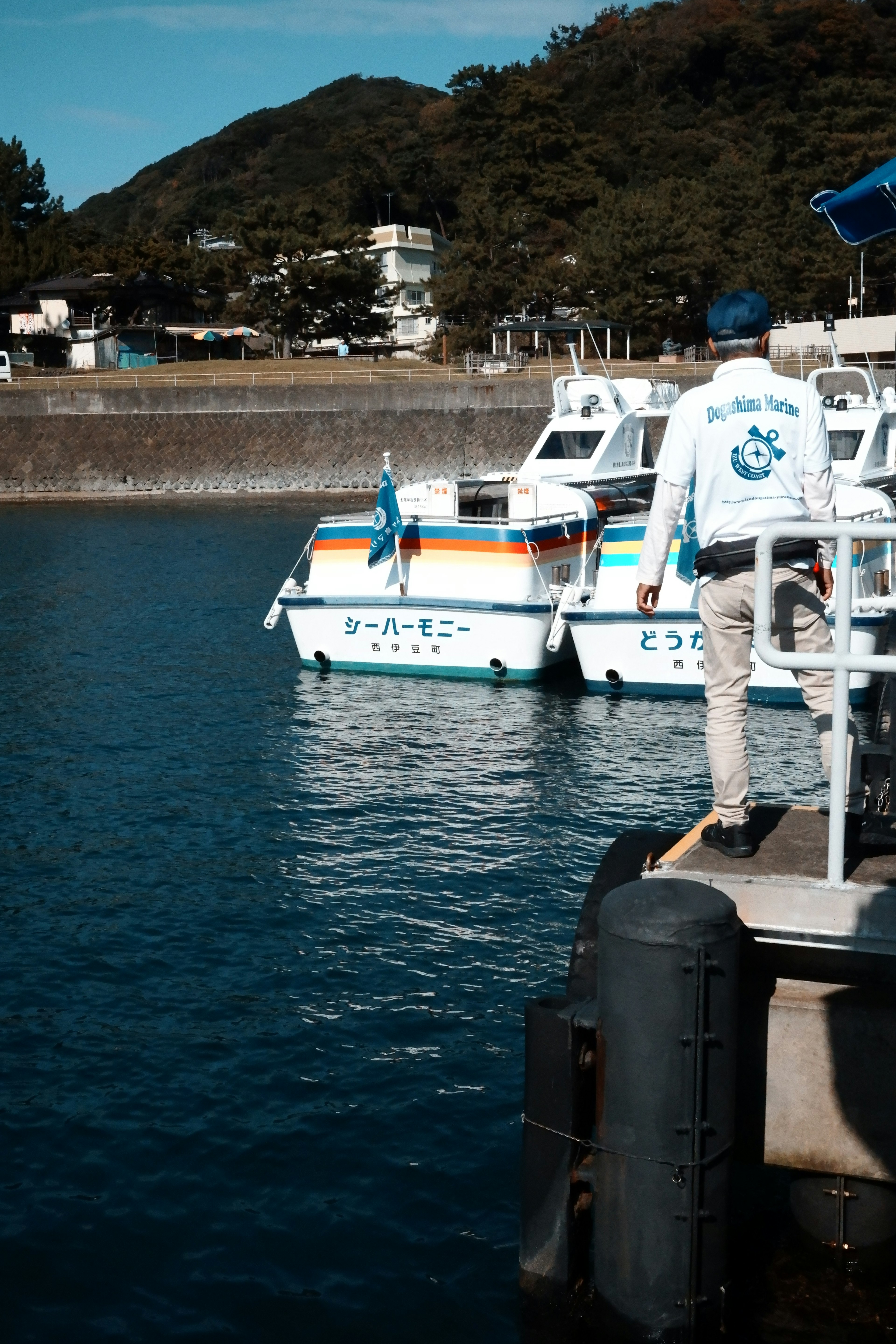 Scène de port avec eau bleue et bateaux amarrés