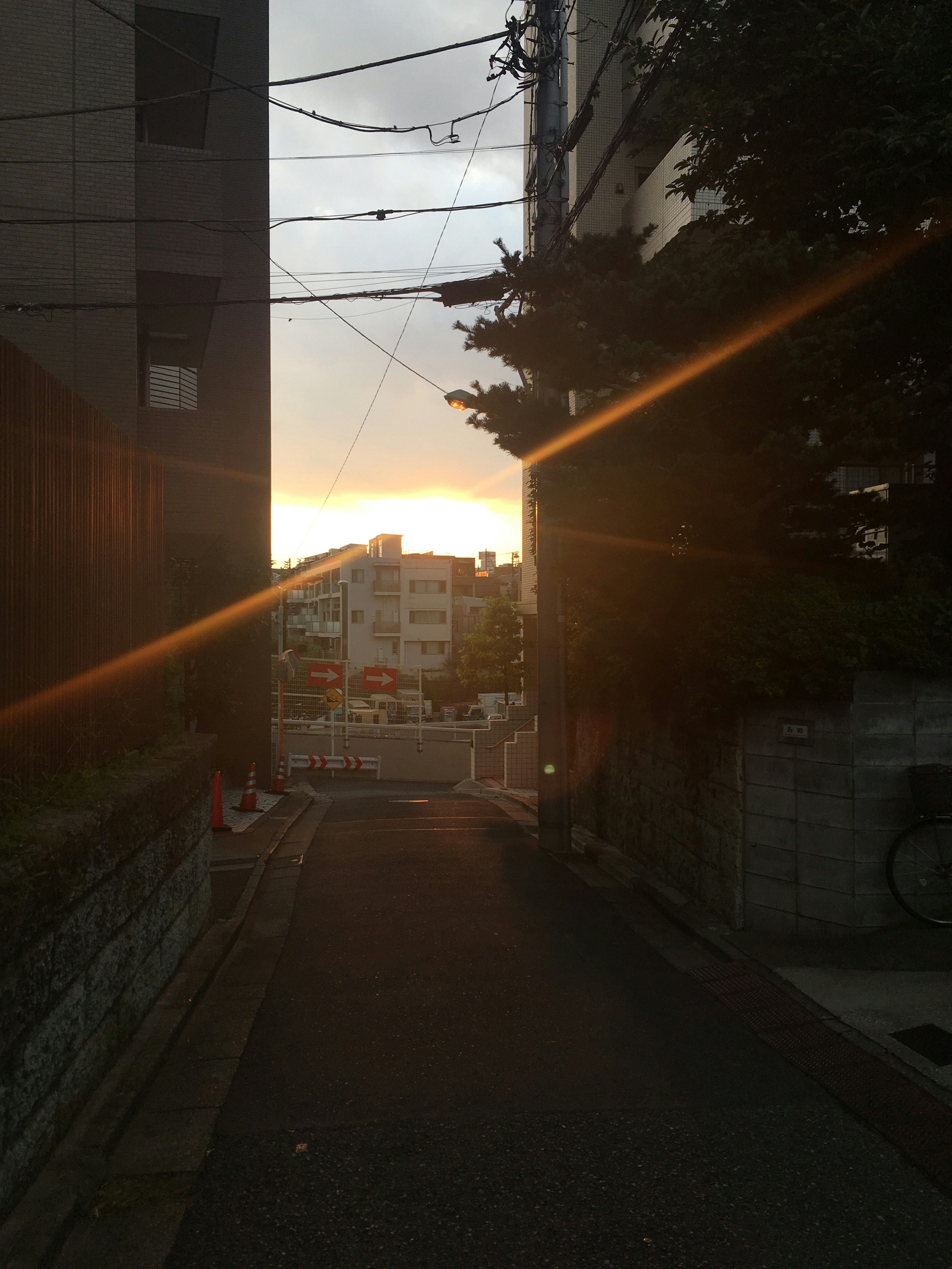 Callejón estrecho con edificios y luz del atardecer