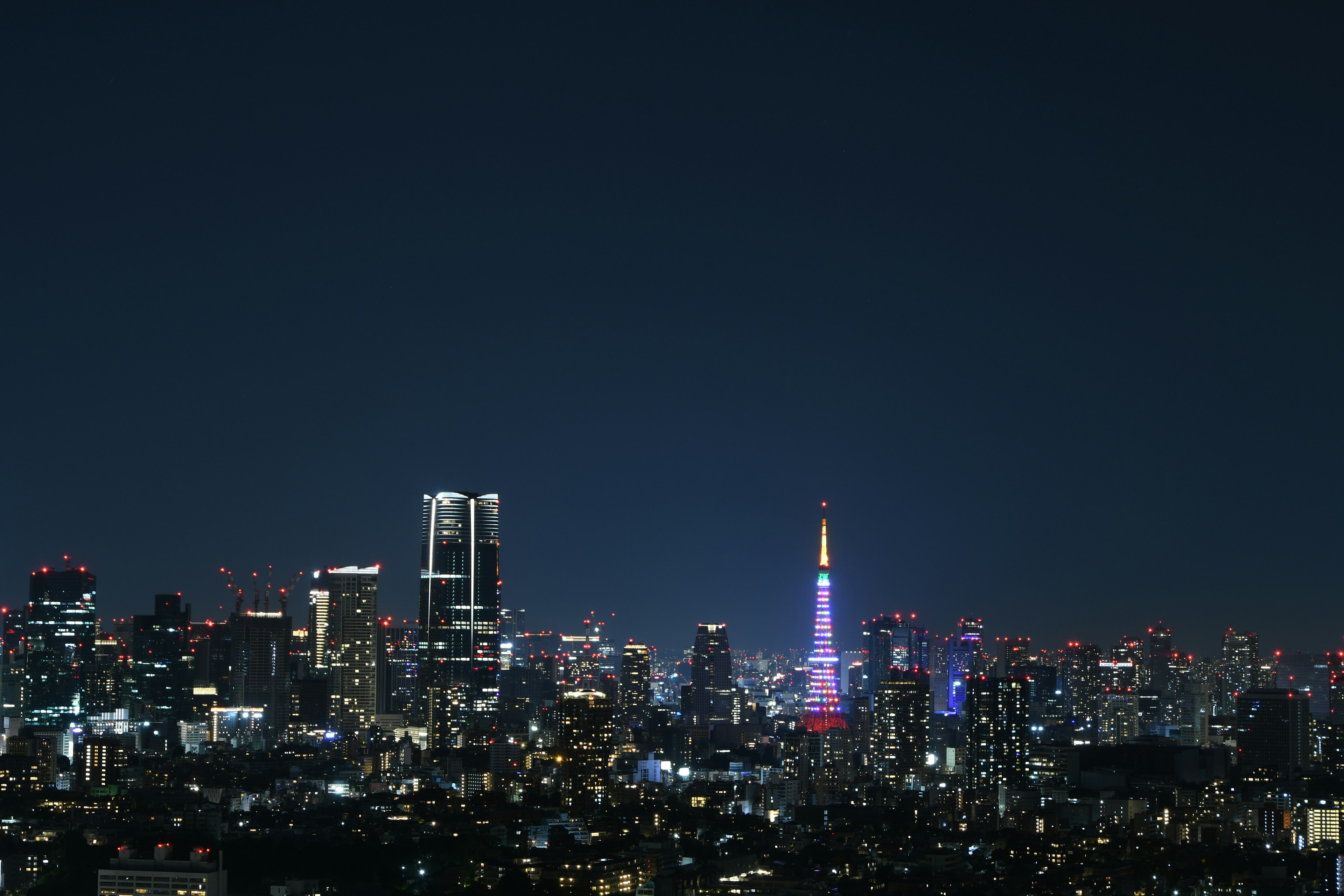 東京の夜景に東京タワーが輝く都市のスカイライン