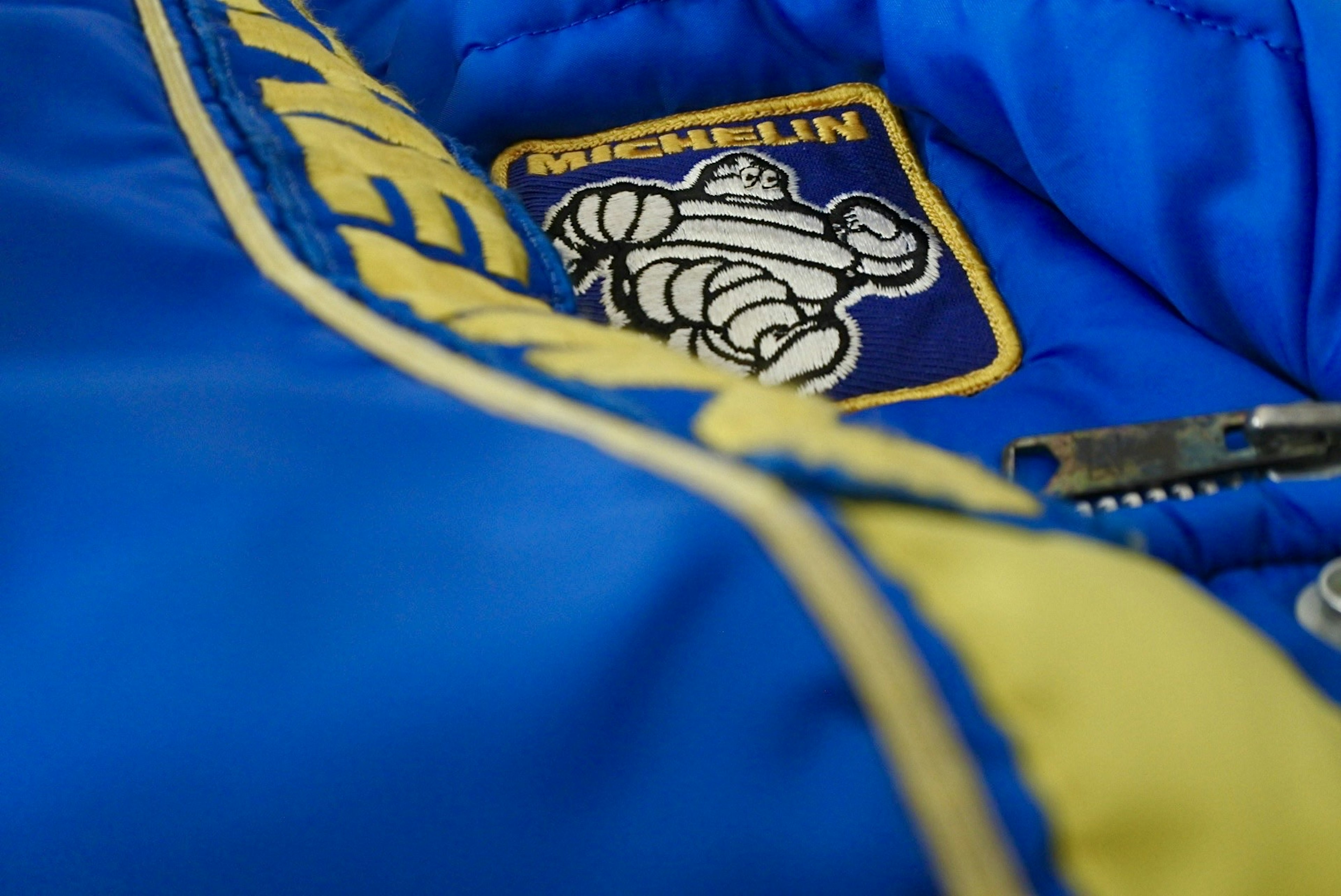 Chaqueta azul con el logo de Michelin bordado en amarillo