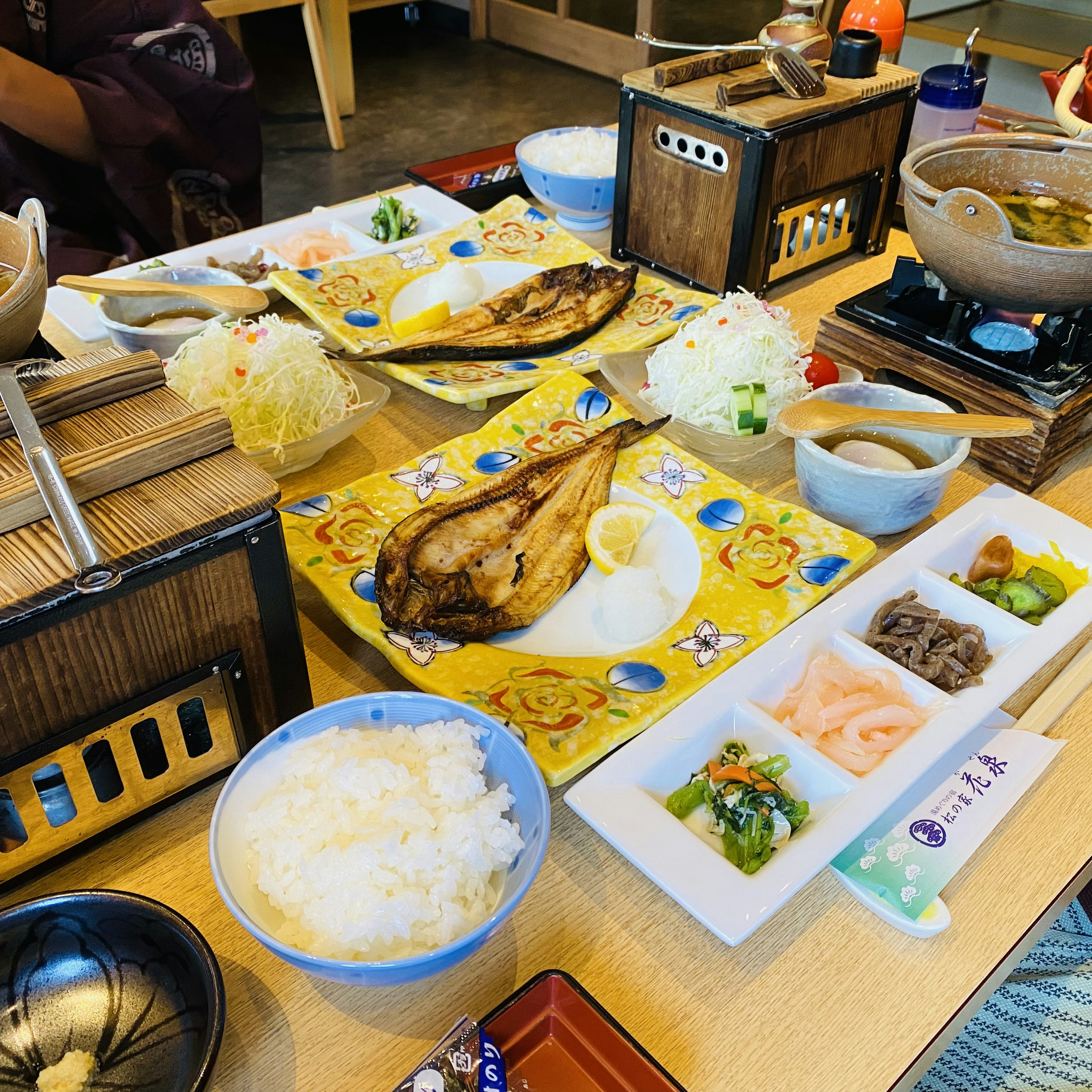 精美的日本餐点，包括烤鱼、米饭和小碟蔬菜