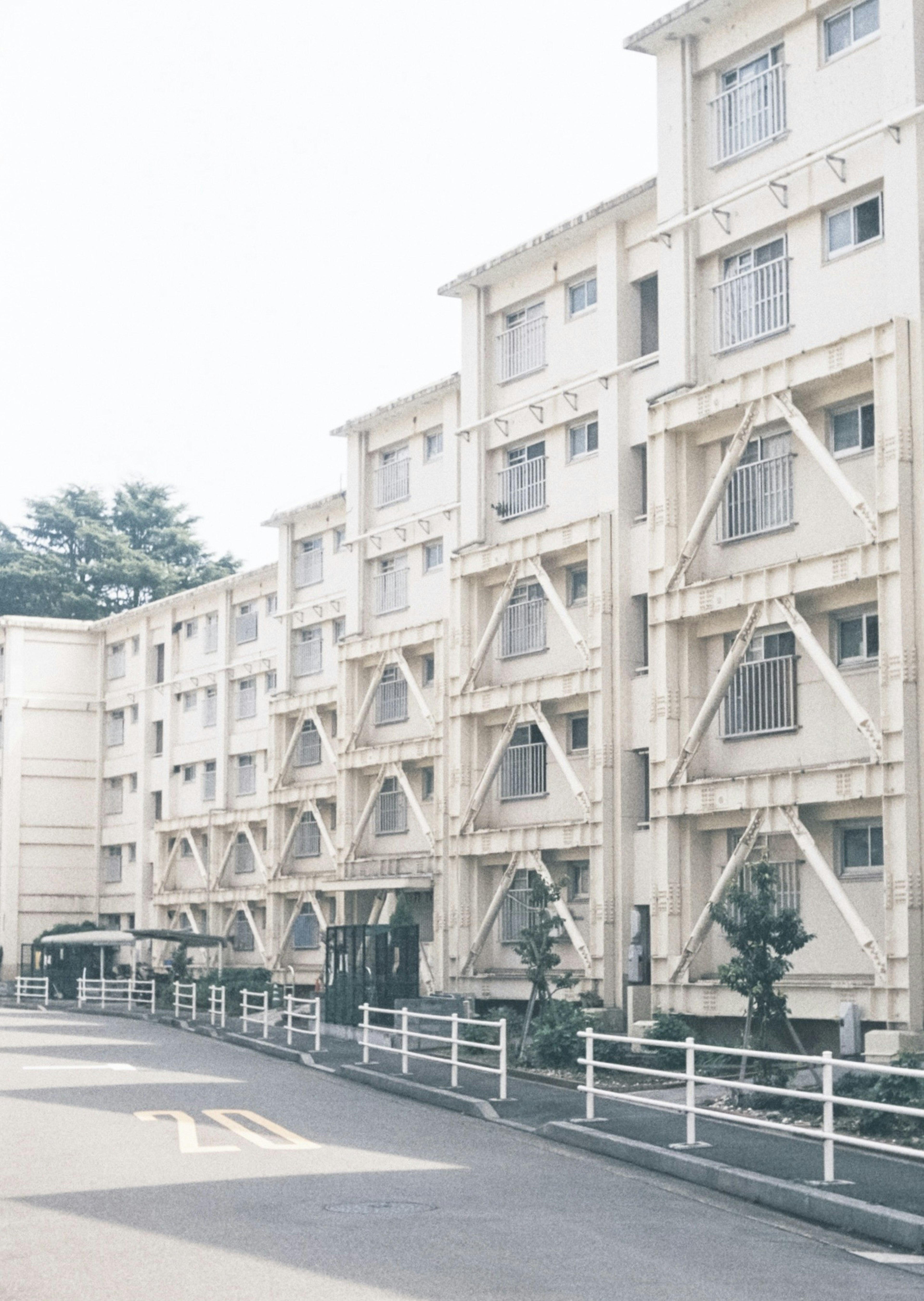 Deretan bangunan apartemen putih dengan desain geometris