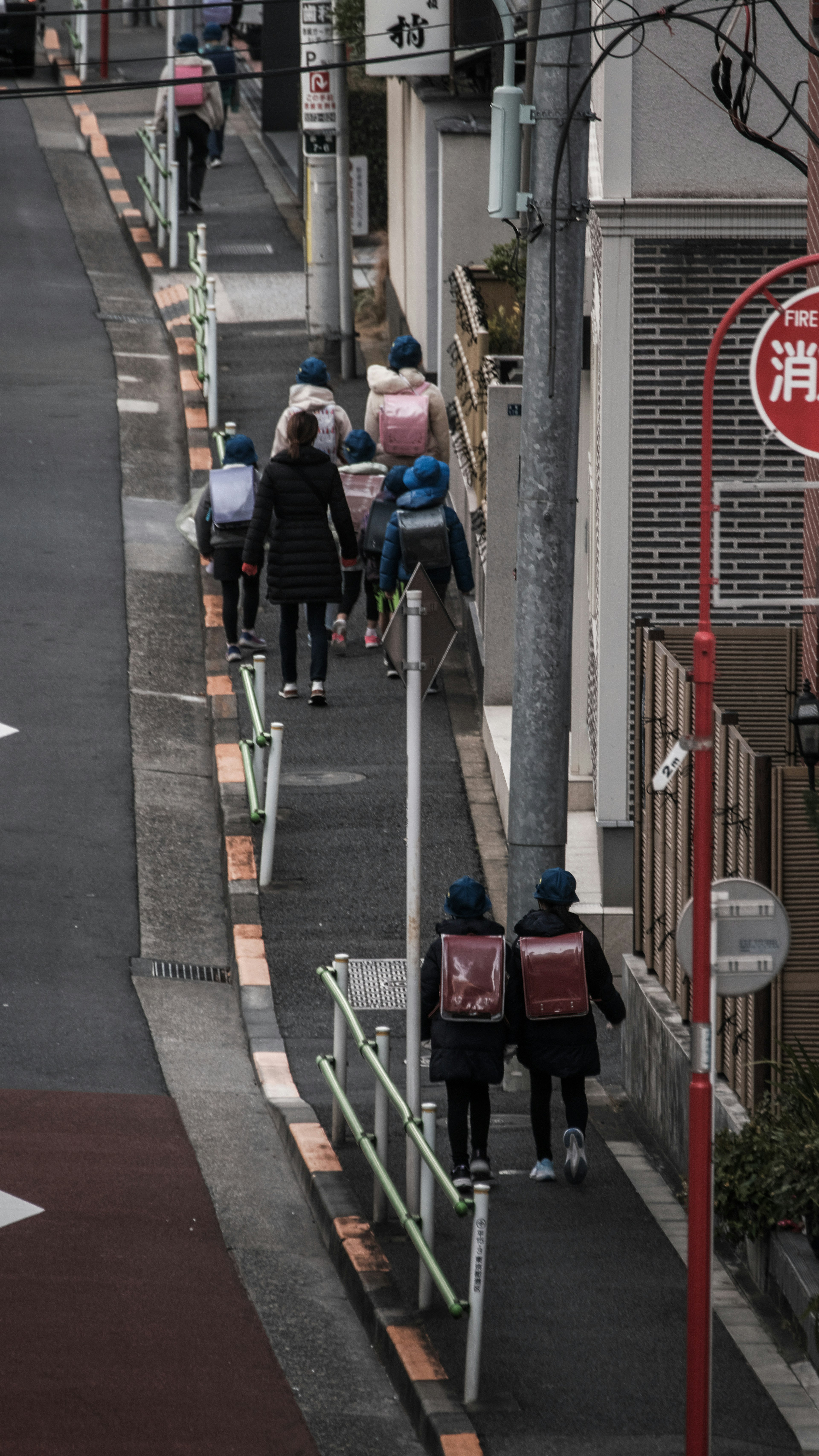 Des enfants marchant sur un chemin scolaire avec un décor urbain