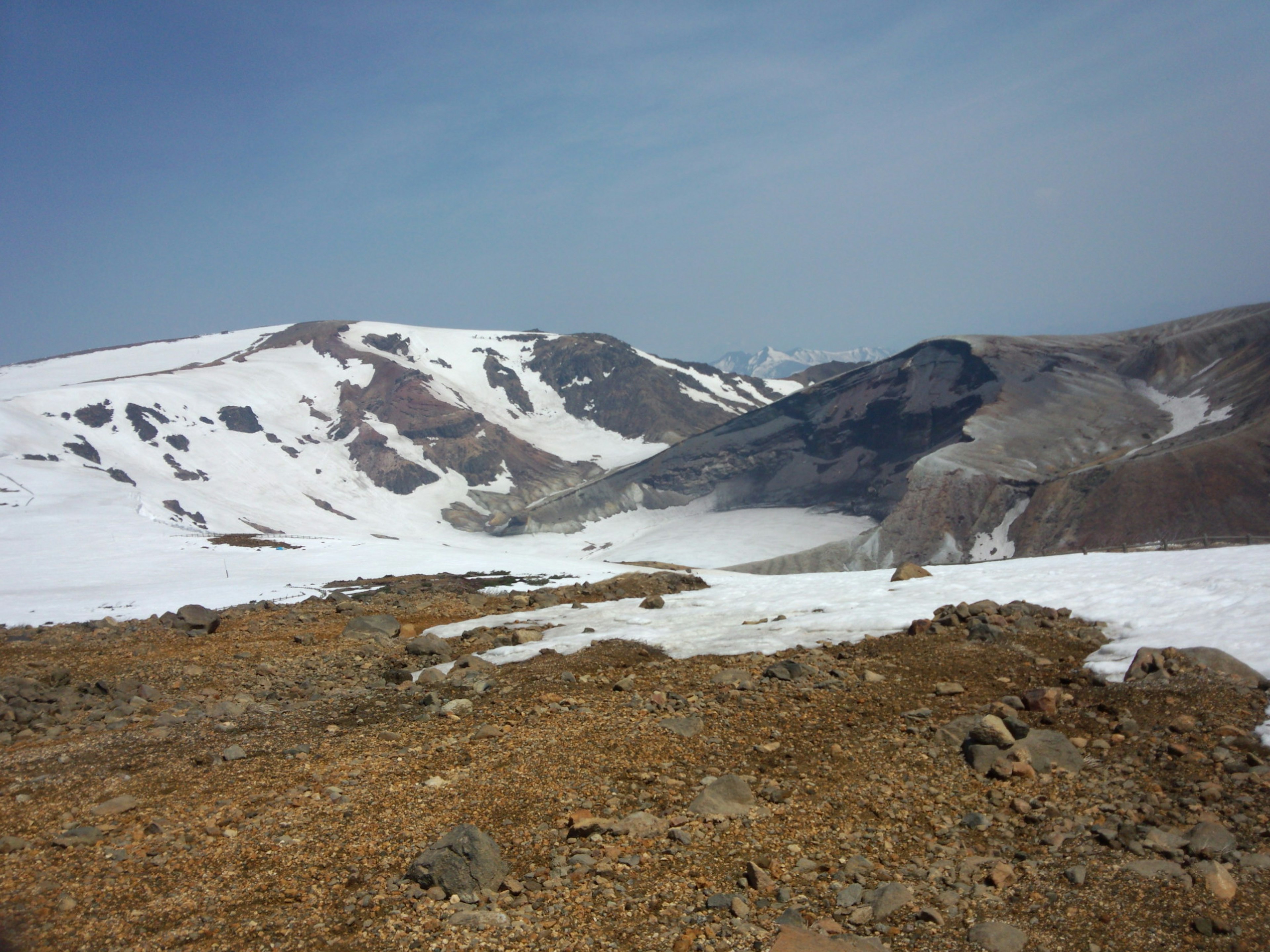 Schneebedeckte Berge mit felsigem Terrain und klarem Himmel