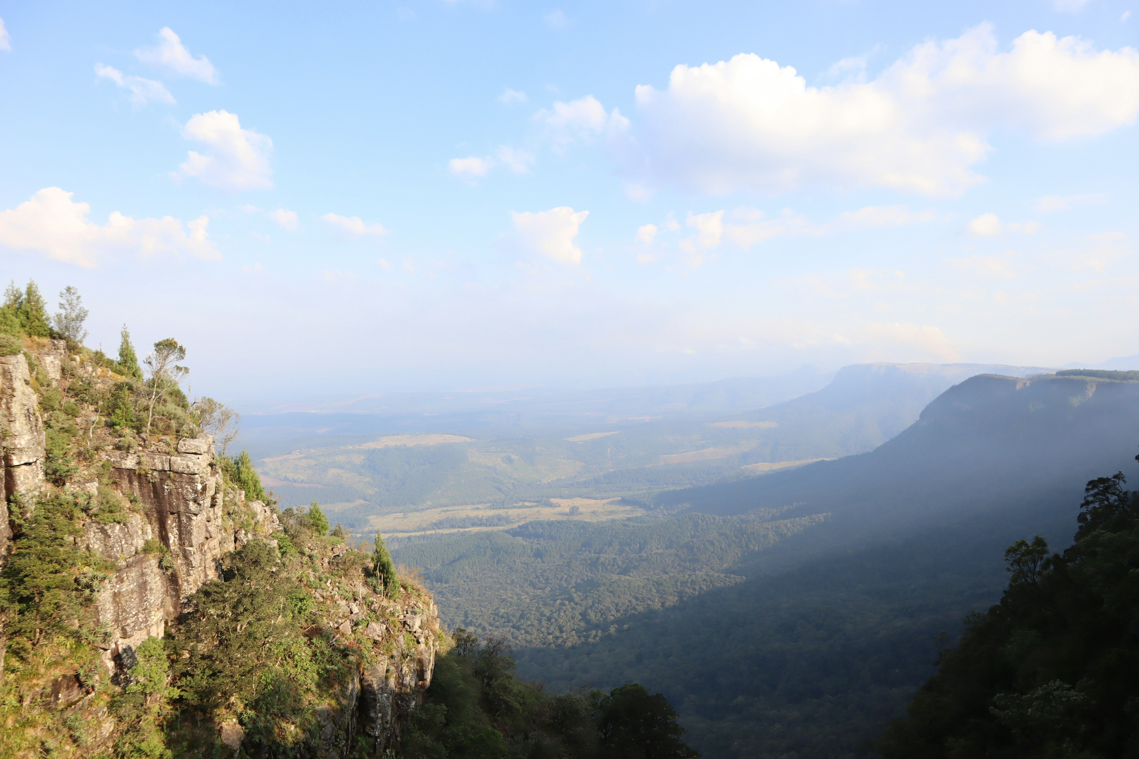 Paysage de montagne pittoresque avec ciel bleu et collines lointaines