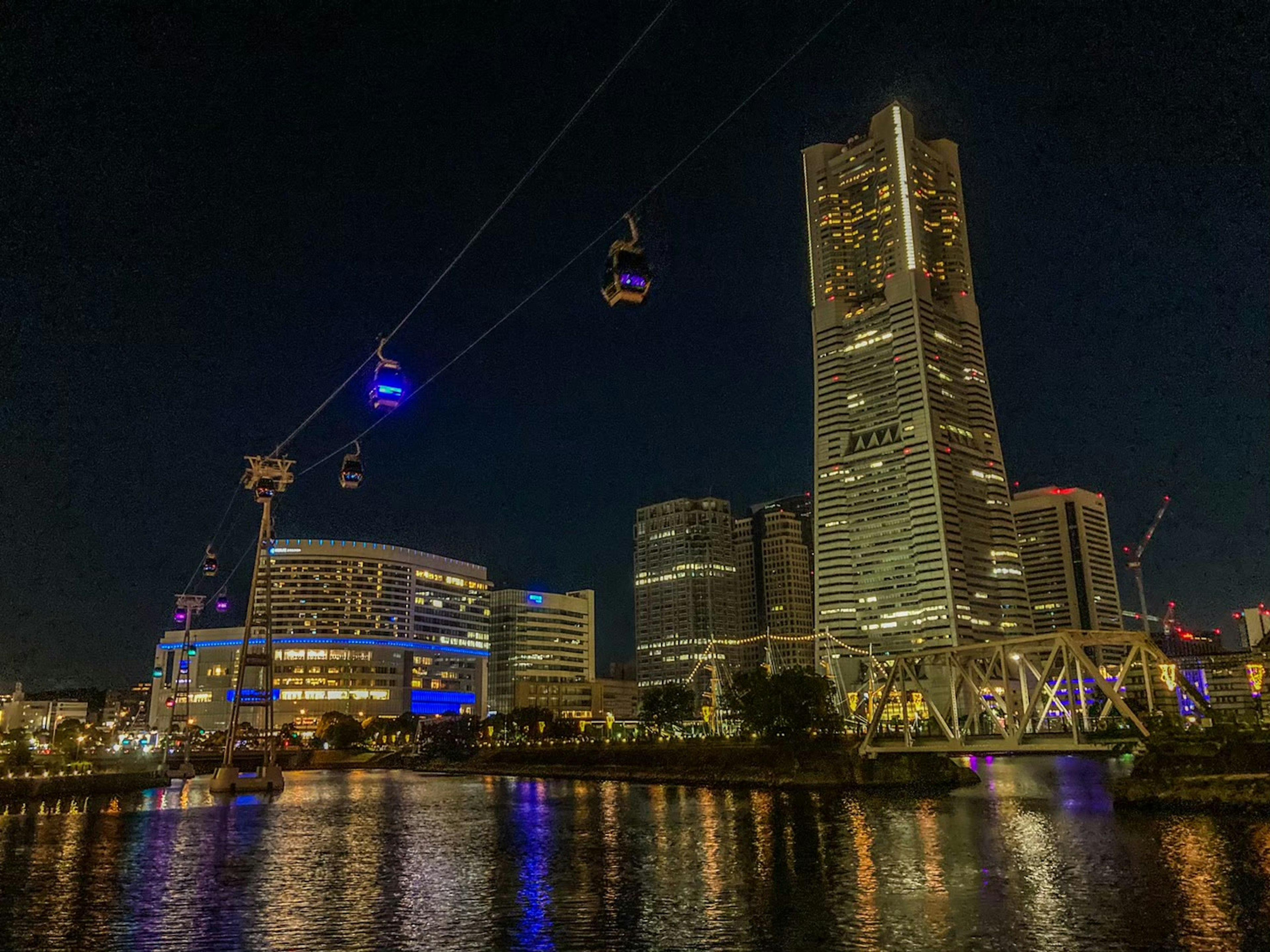 Stadtansicht bei Nacht mit beleuchteten Gebäuden und Gondeln