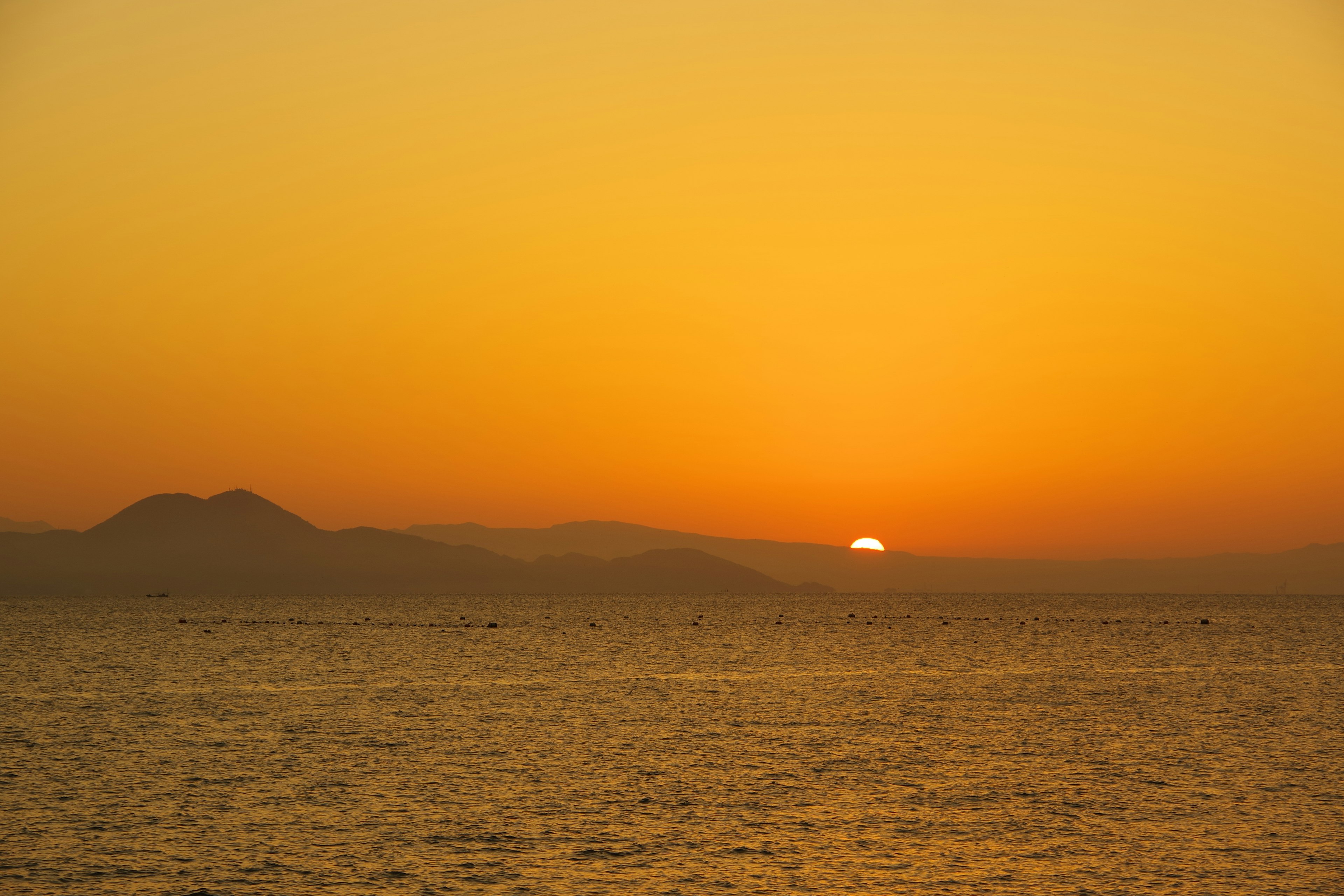 Un bellissimo tramonto sull'oceano