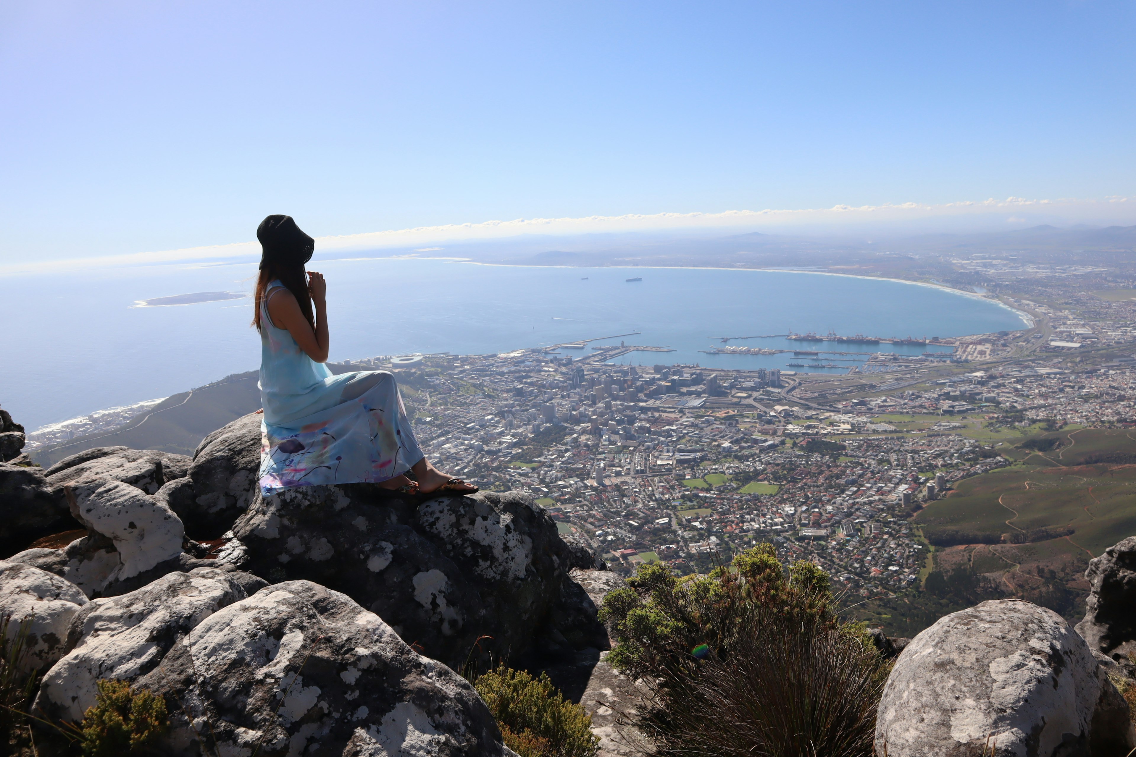 Mujer disfrutando de una hermosa vista del océano desde la Montaña de la Mesa