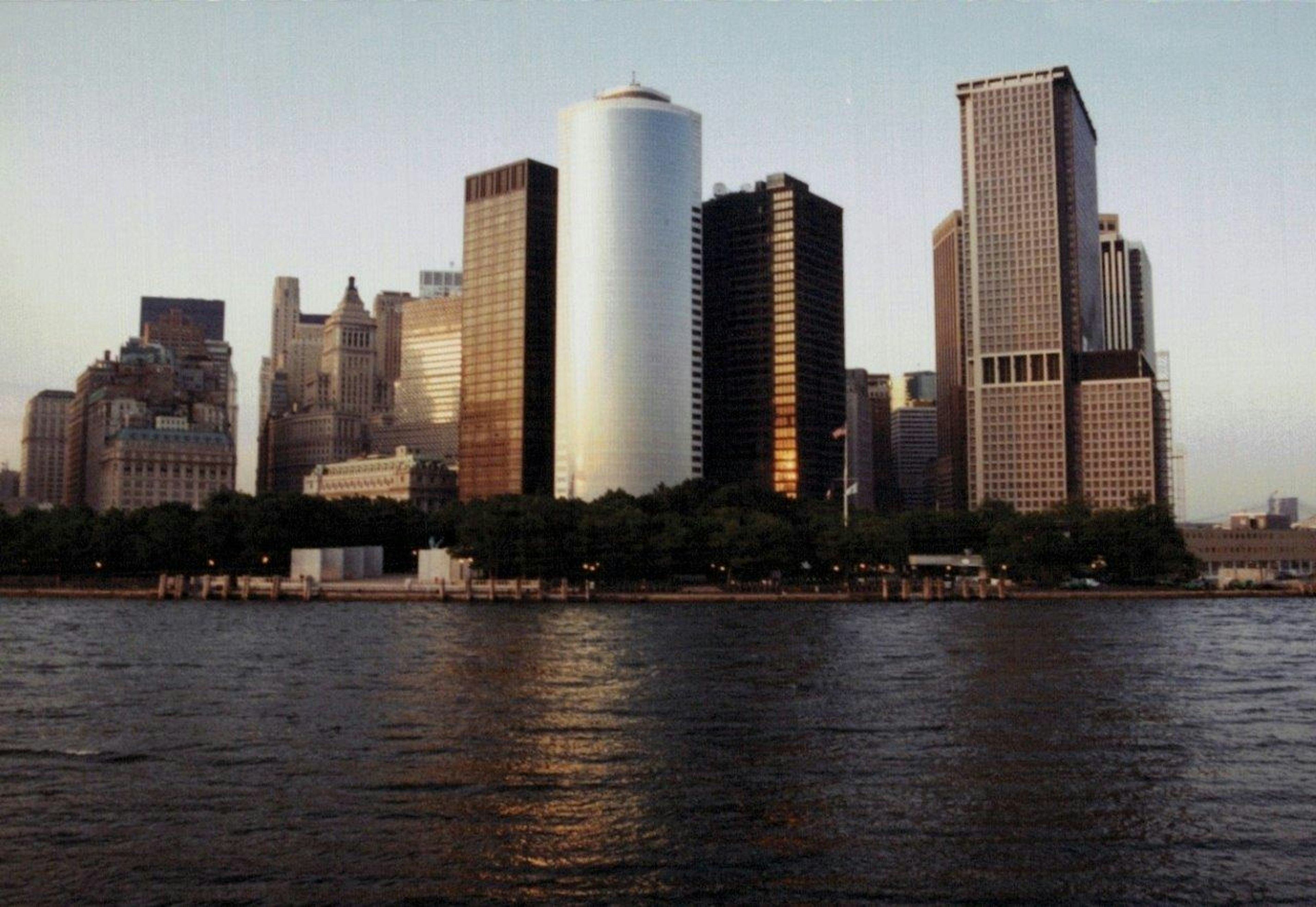 Horizonte de la ciudad al atardecer con vista al agua